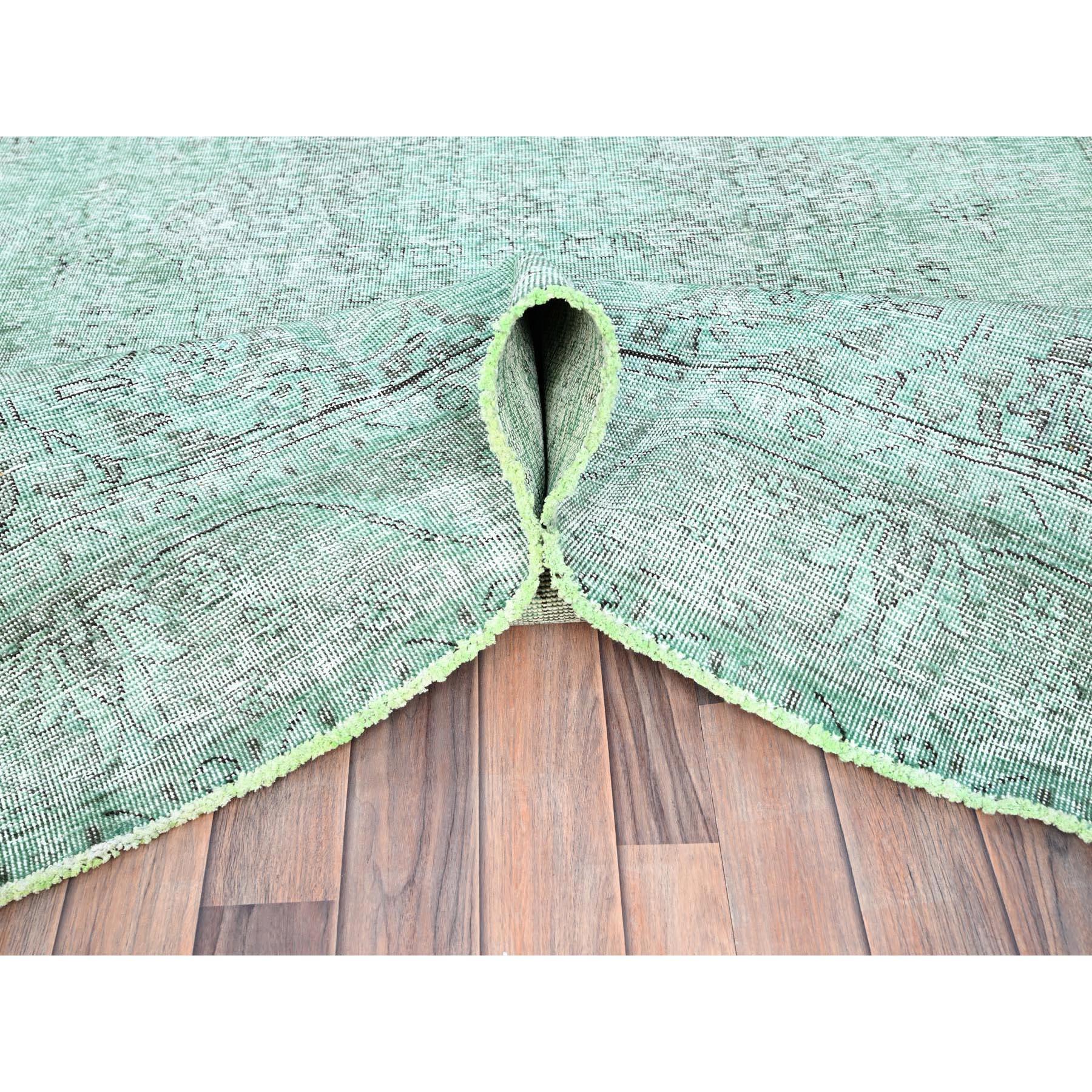 Grüner handgeknüpfter Vintage-Teppich aus getragener Wolle aus persischem Täbris mit rustikaler Ausstrahlung im Zustand „Relativ gut“ im Angebot in Carlstadt, NJ