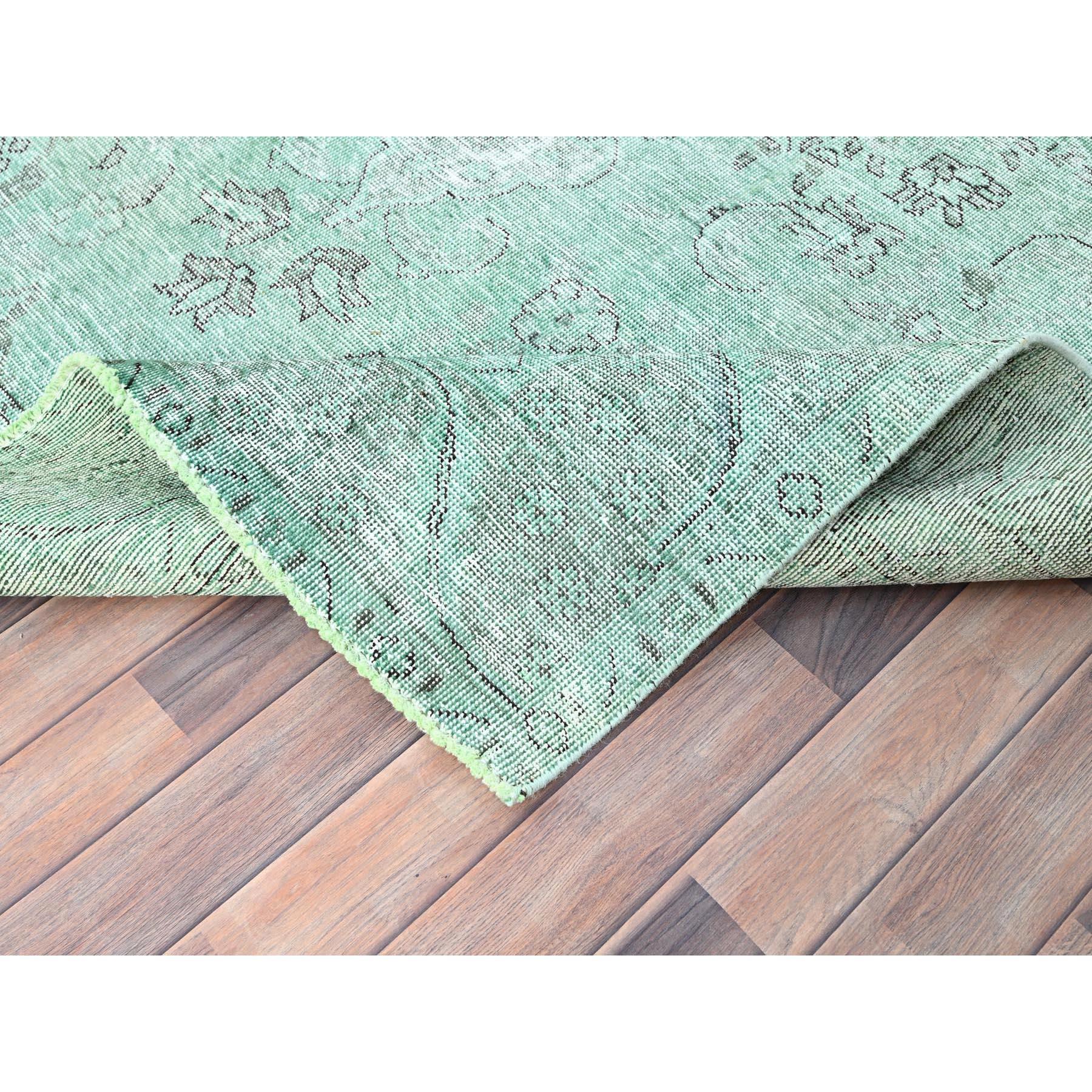 Grüner handgeknüpfter Vintage-Teppich aus getragener Wolle aus persischem Täbris mit rustikaler Ausstrahlung (Mitte des 20. Jahrhunderts) im Angebot