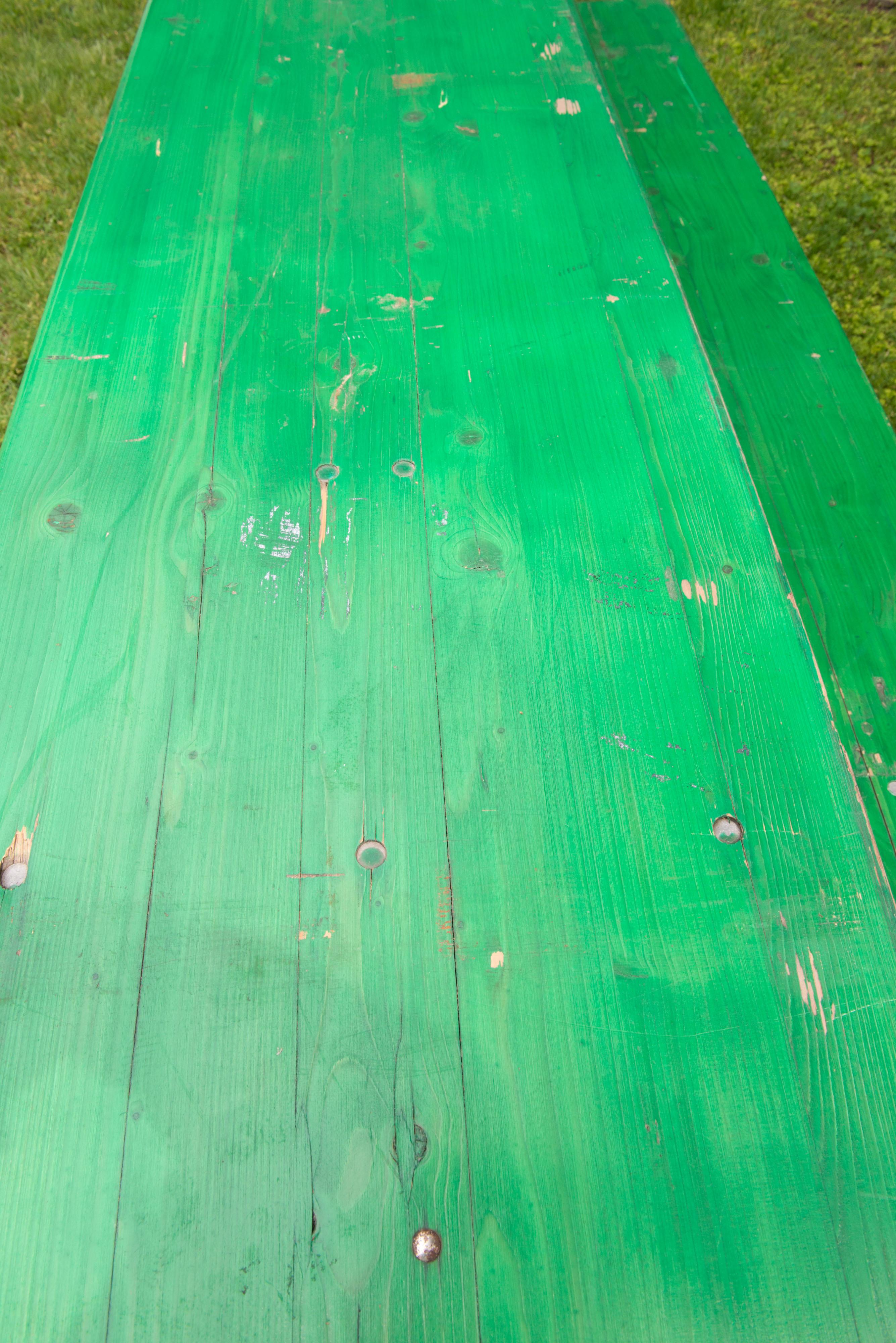 Table de jardin et bancs à bière peints en vert en vente 5