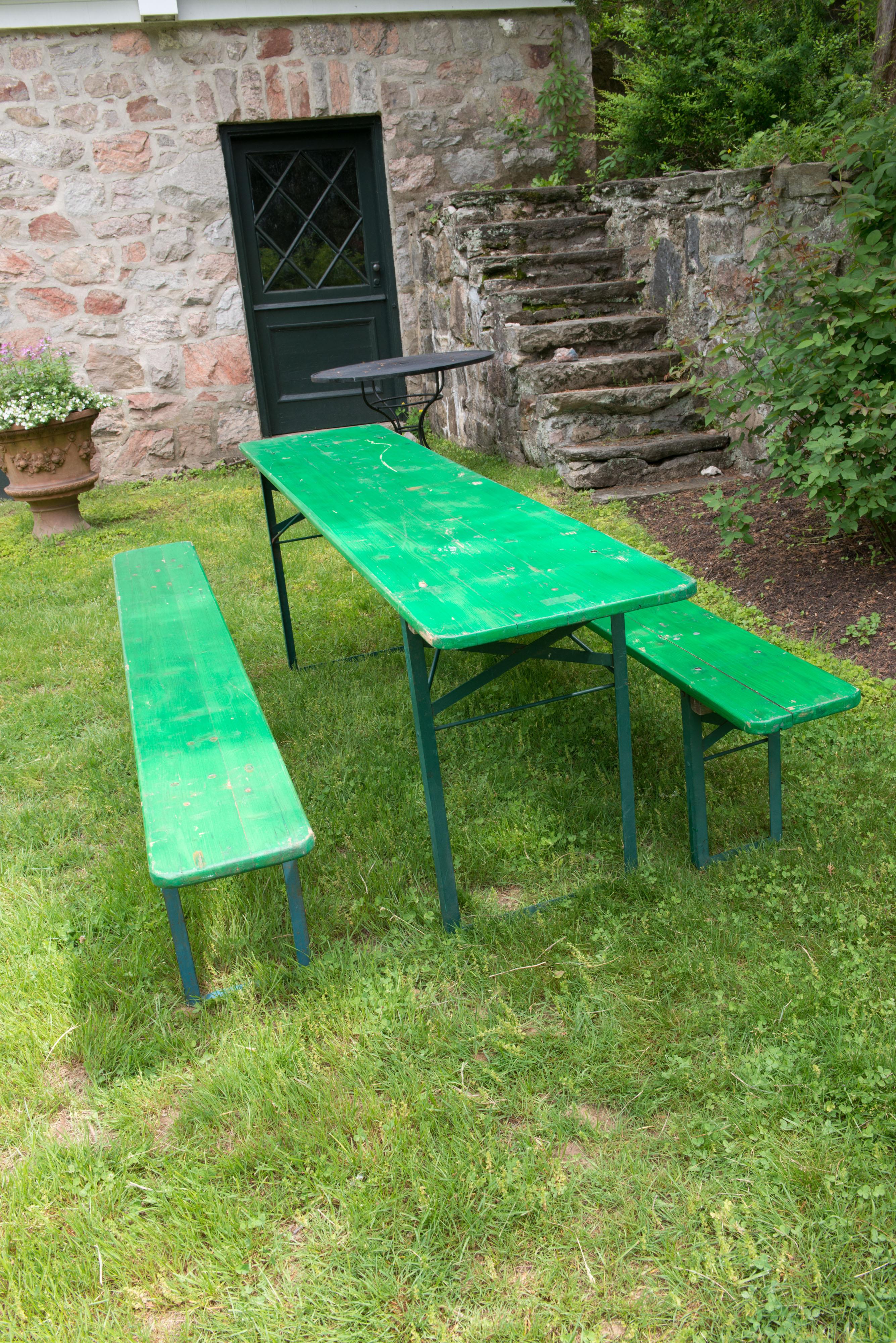 Table de jardin et bancs à bière peints en vert Bon état - En vente à Stamford, CT
