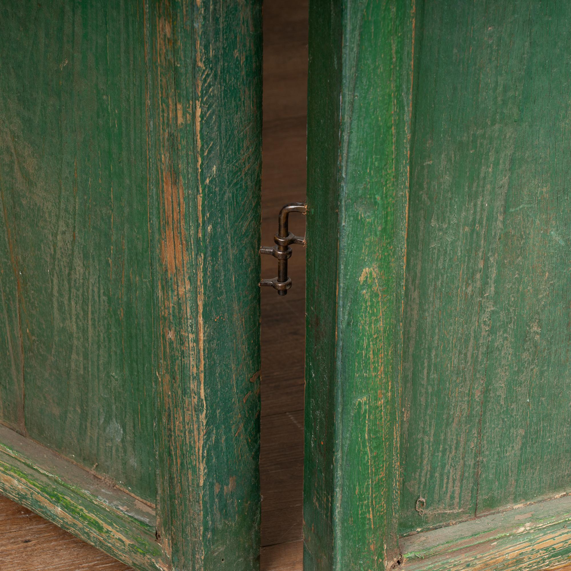 Green Painted Chinese Folding Screen Room Divider, circa 1840-60 In Good Condition For Sale In Round Top, TX