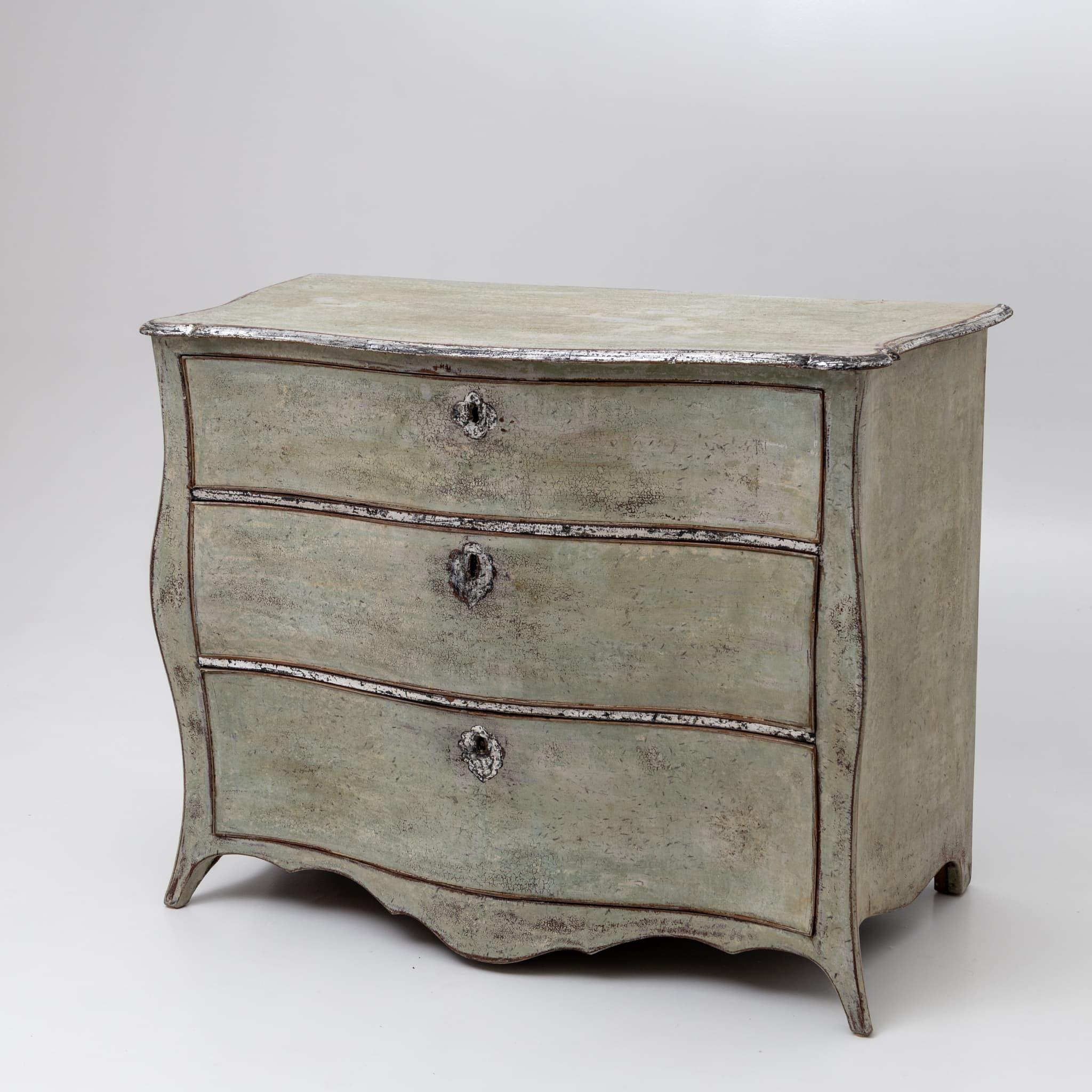 Peint à la main Commode Louis XV peinte en vert, XVIIIe siècle en vente