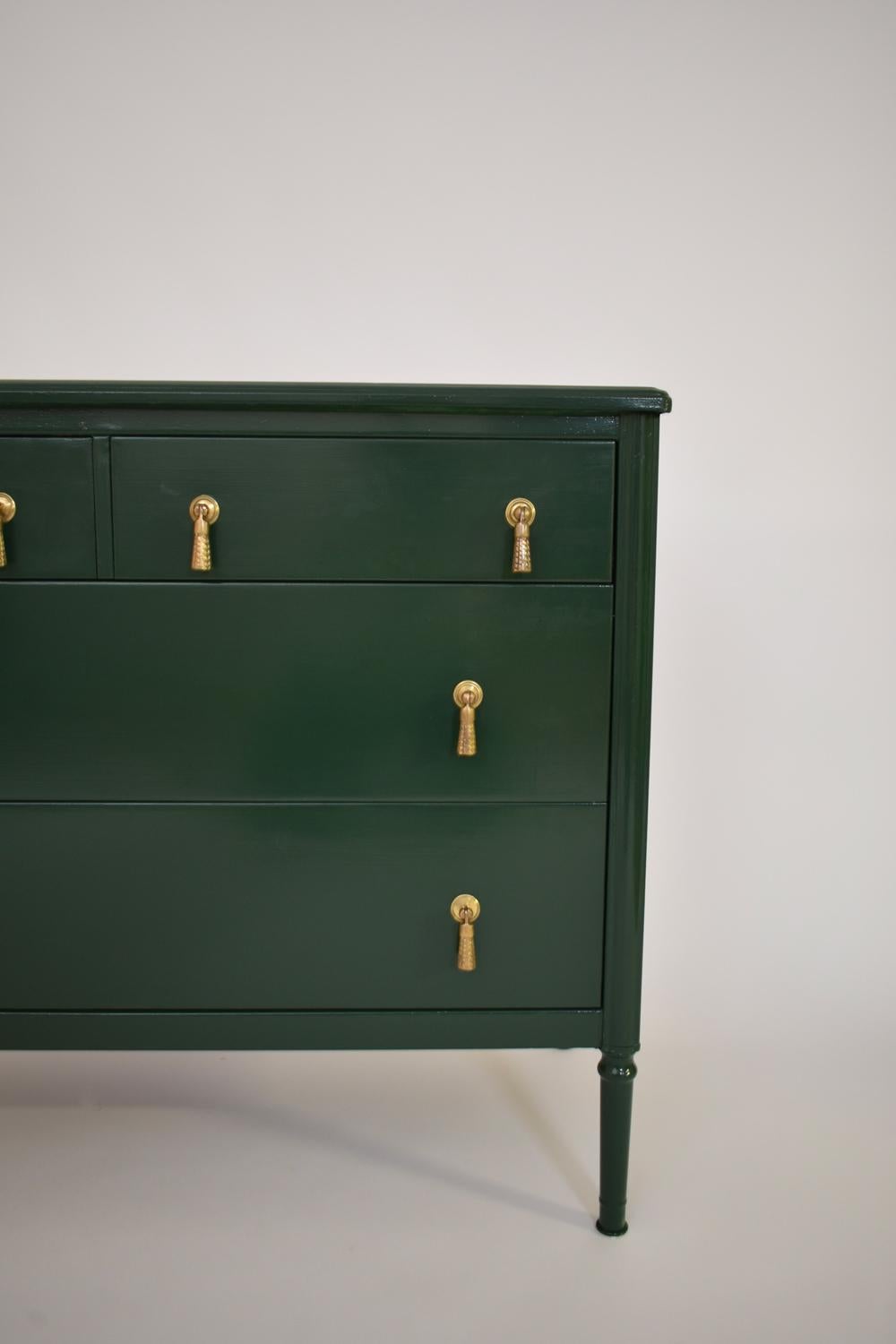 Cómoda de chapa pintada decorada con peces, corales y fondos marinos, de forma rectangular que se abre con cuatro cajones delante. Francia, años 60.