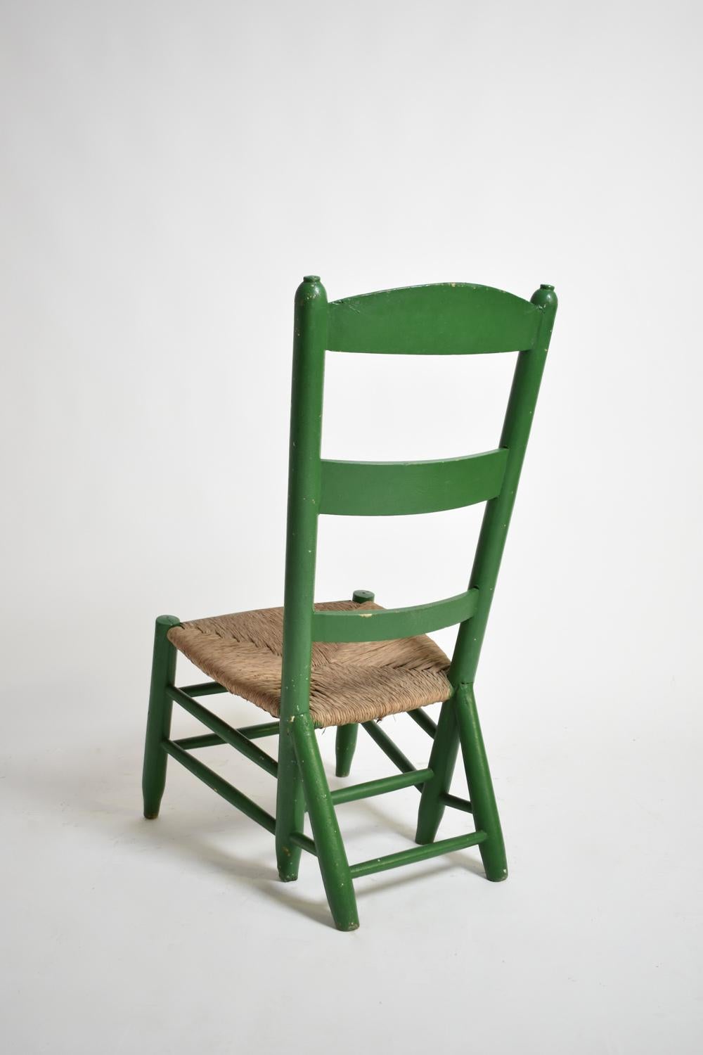 Kaminsessel aus grün lackiertem Holz und Stroh, 1960er Jahre. (Europäisch) im Angebot