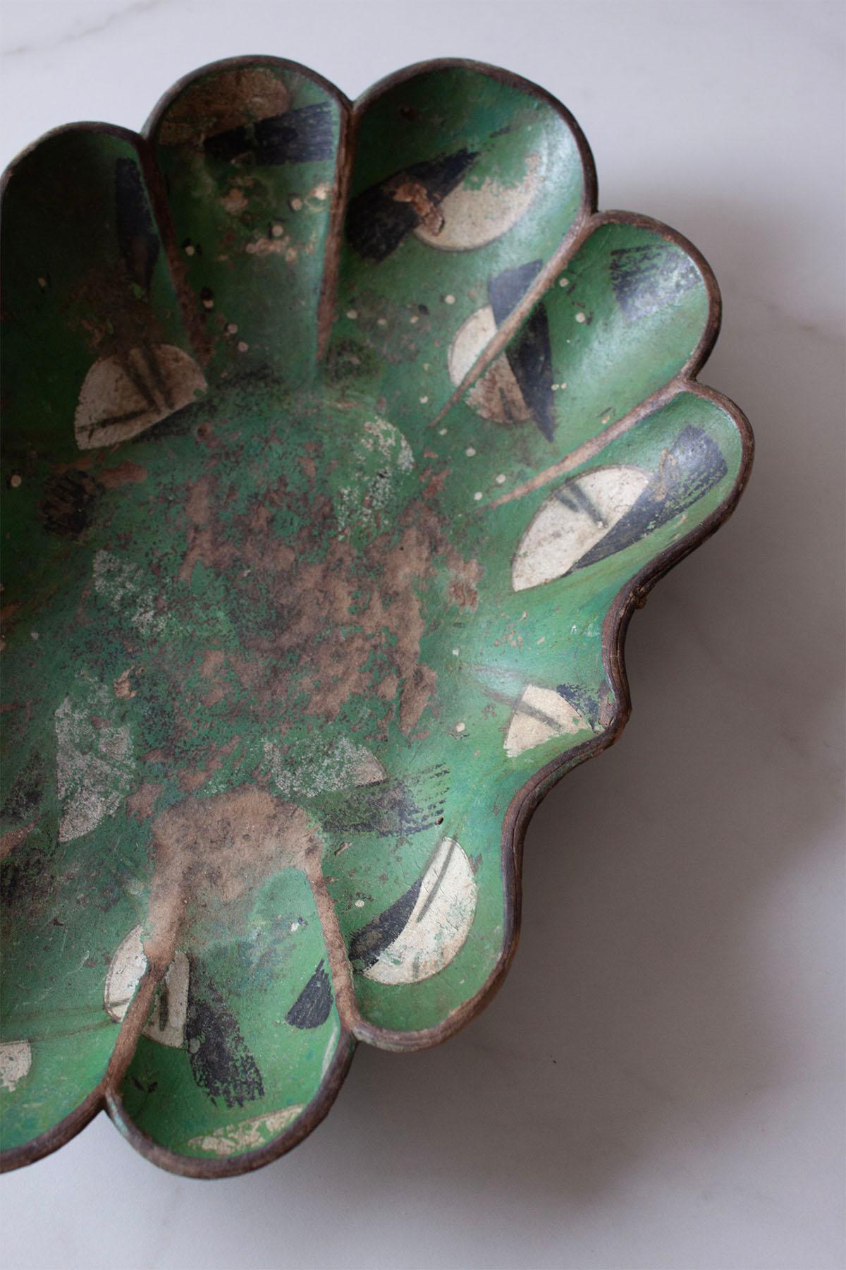 French emerald Green Paper Mache Plate with abstract bird motive For Sale 5