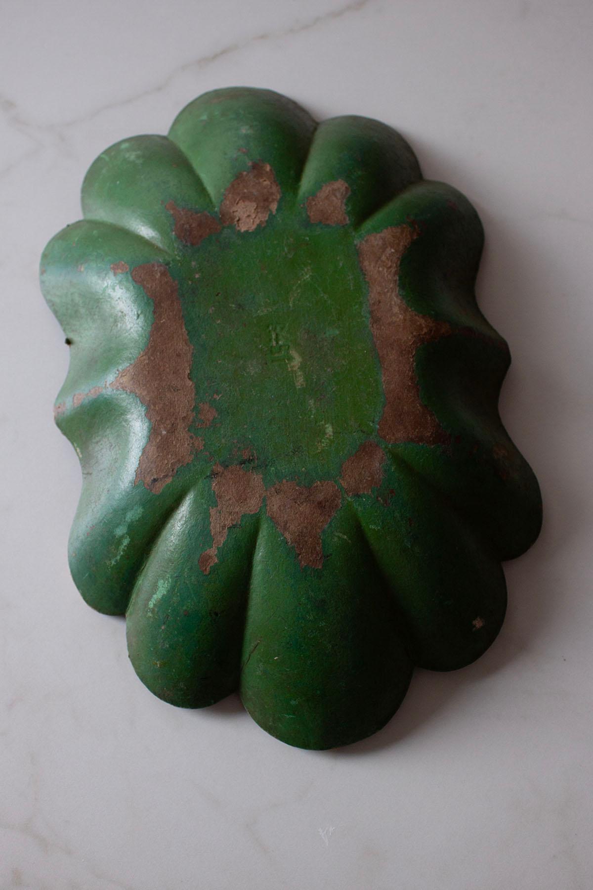 French emerald Green Paper Mache Plate with abstract bird motive For Sale 6