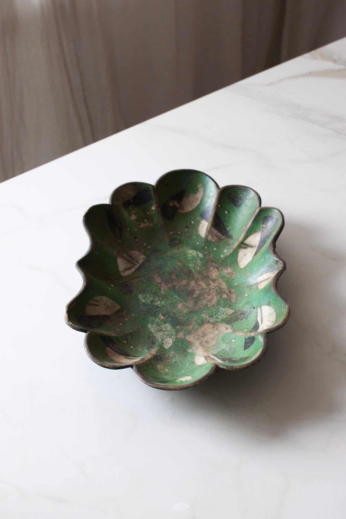 This greem and whitepapier-mâché bow emodies vintage charml. It displays hand-painte an soft emerald dark green background with white and black geometric shapes that form abstract bird figures. Its organically scalloped edges and graceful curved