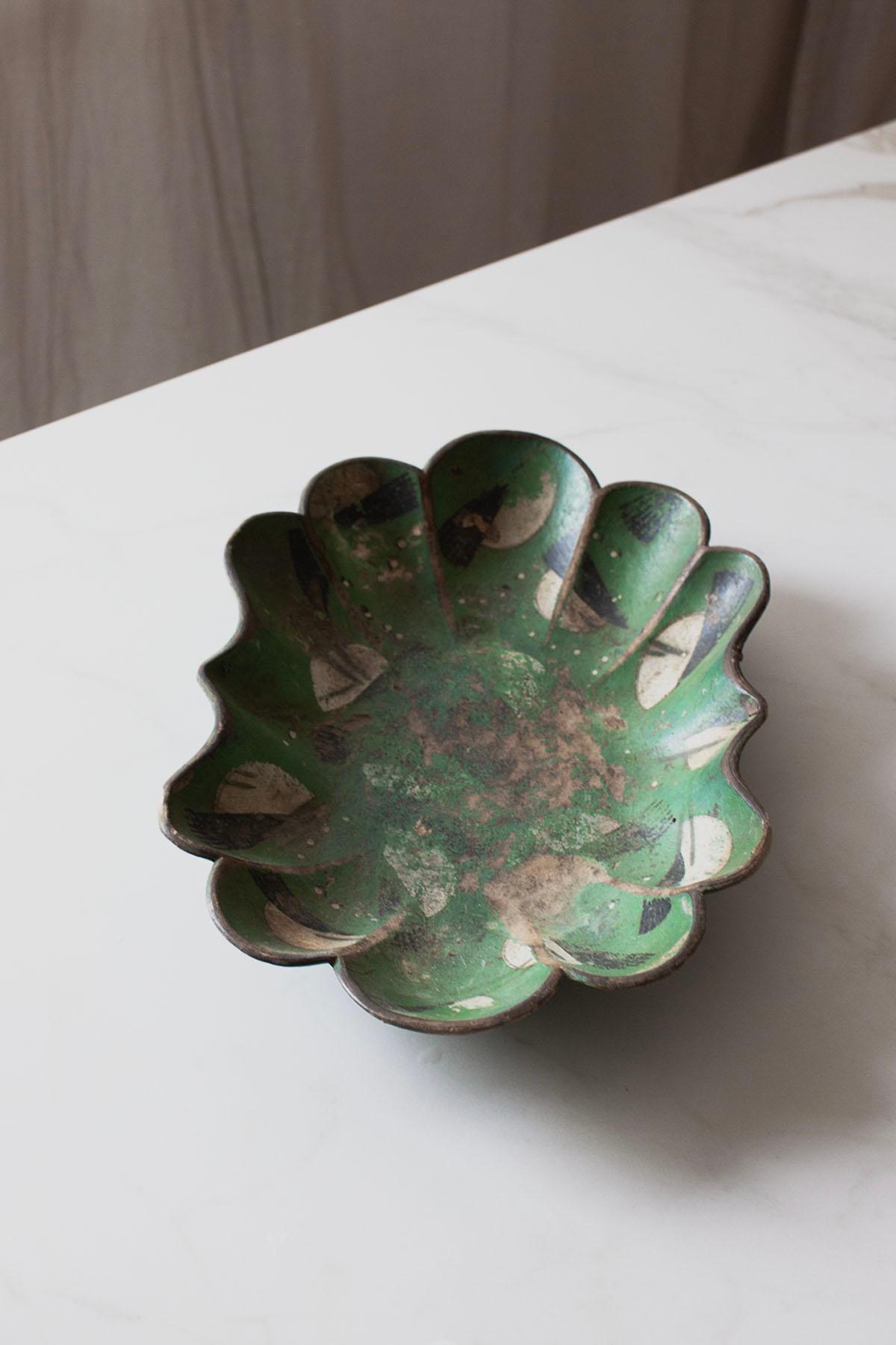 Belle Époque French emerald Green Paper Mache Plate with abstract bird motive For Sale