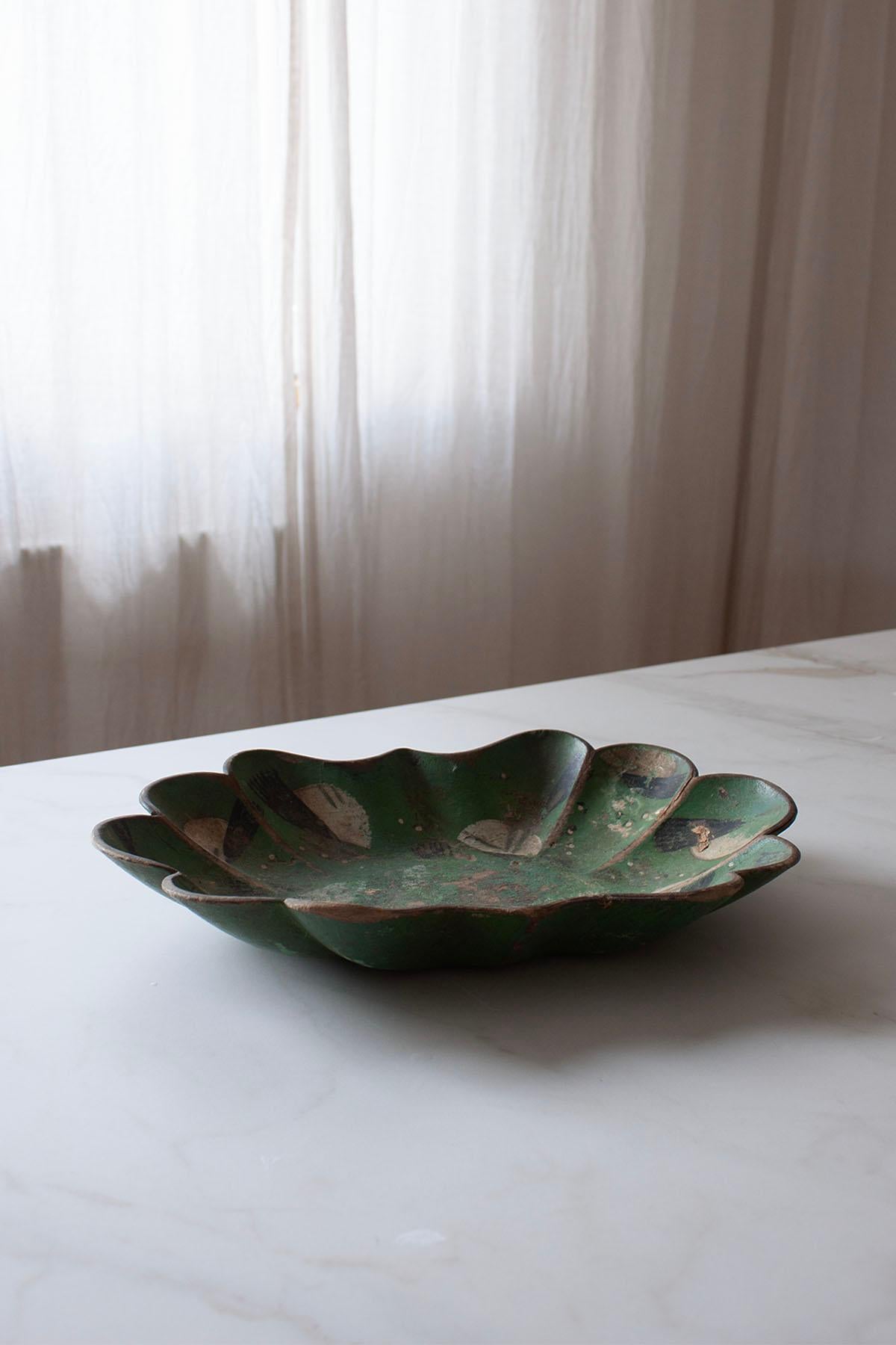 French emerald Green Paper Mache Plate with abstract bird motive In Fair Condition For Sale In Rümmingen, BW
