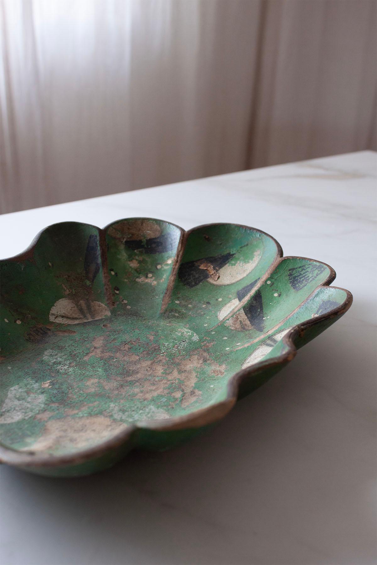 French emerald Green Paper Mache Plate with abstract bird motive For Sale 2