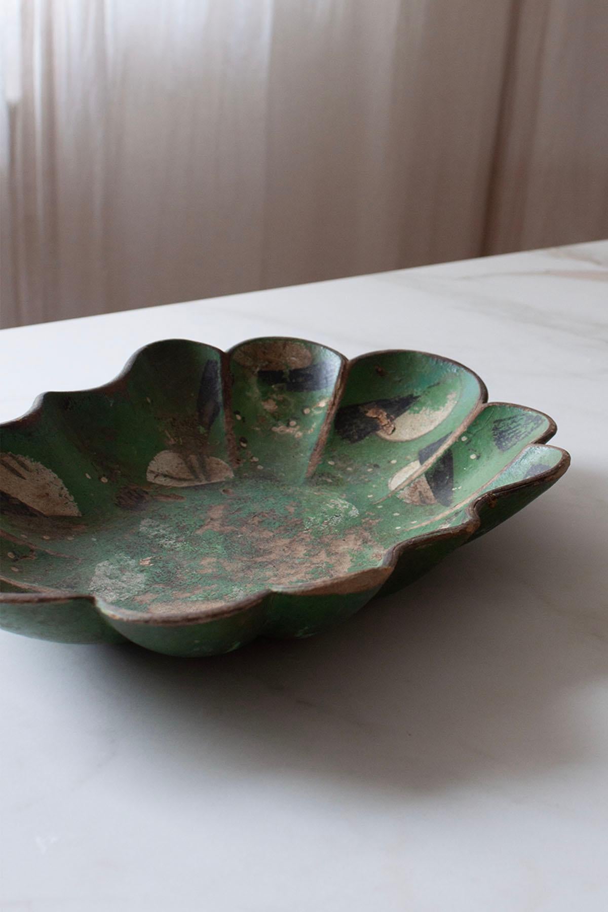 French emerald Green Paper Mache Plate with abstract bird motive For Sale 3