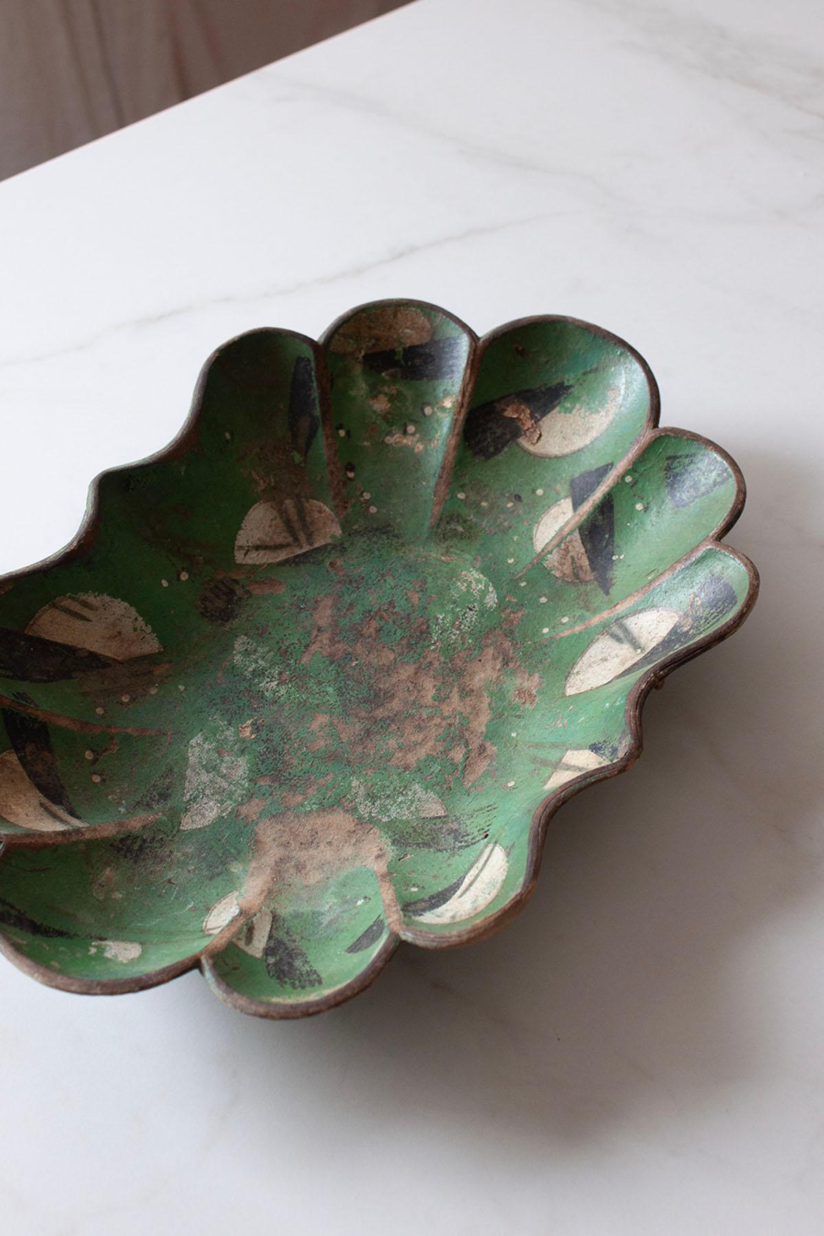 French emerald Green Paper Mache Plate with abstract bird motive For Sale 4