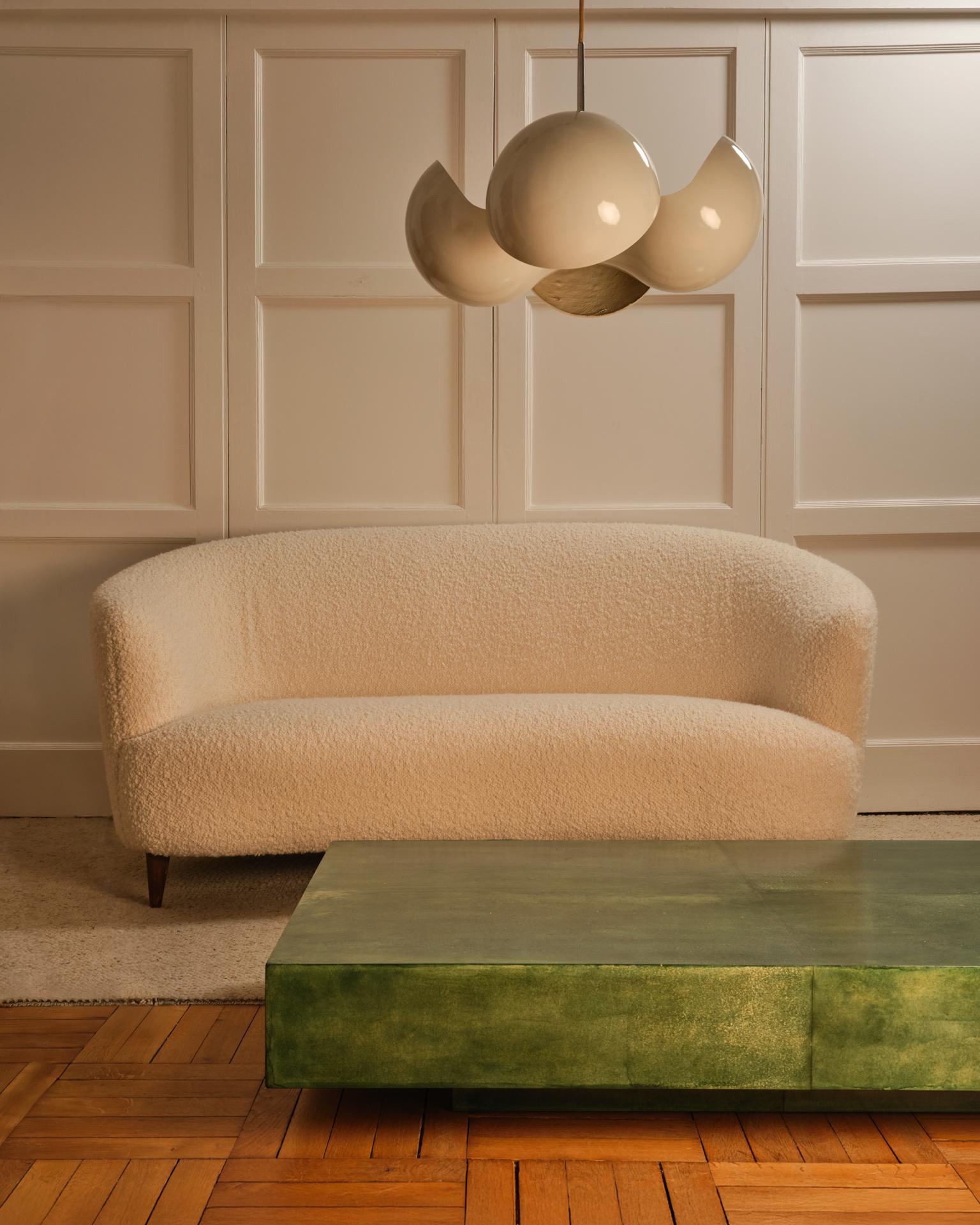 Table basse italienne rectangulaire en parchemin vert avec un plateau épais sur une base en retrait. Œuvre du XXe siècle dans le style d'Aldo Tura.

Dimensions : h25 x d68 x w136 cm