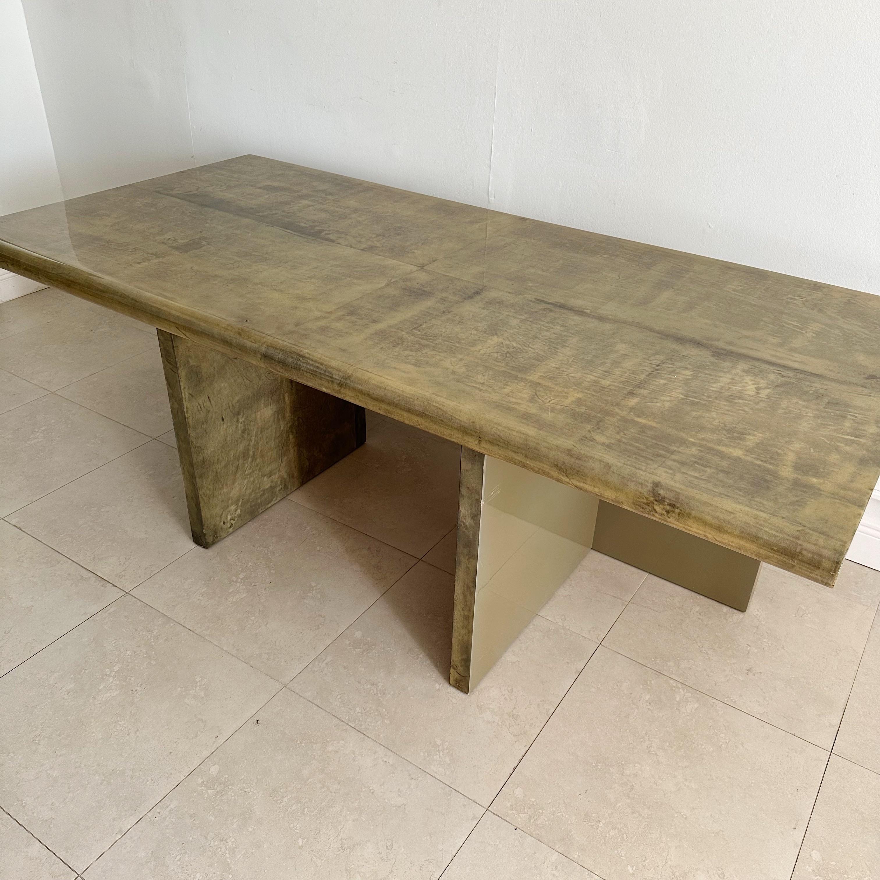 Escritorio ejecutivo y cajones en pergamino verde, Aldo Tura, Italia, años 70 finales del siglo XX