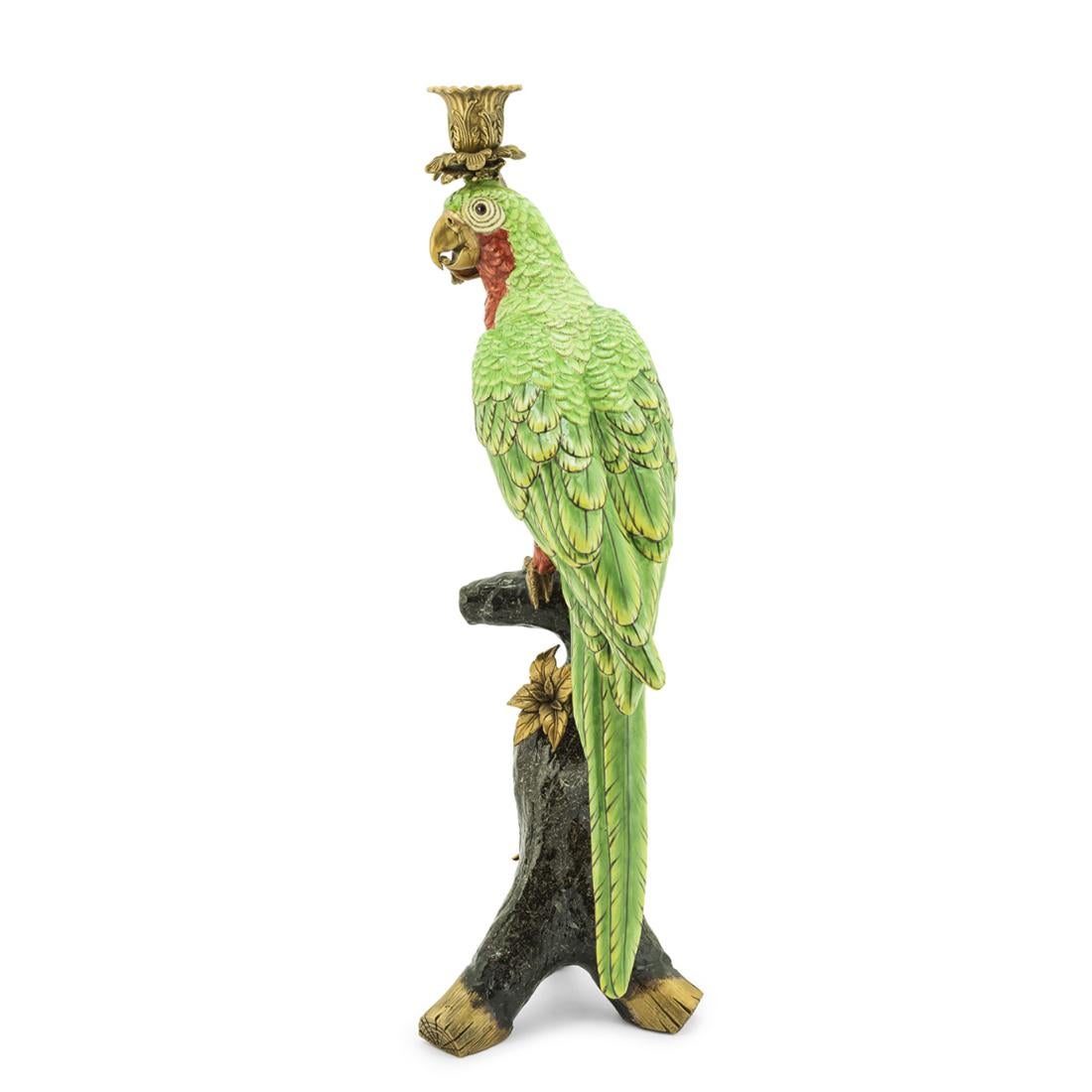 Kerzenhalter grüner Papagei Skulptur in
handbemaltes Porzellan mit Messingdetails.
Für 1 Kerze. Kerze nicht enthalten.