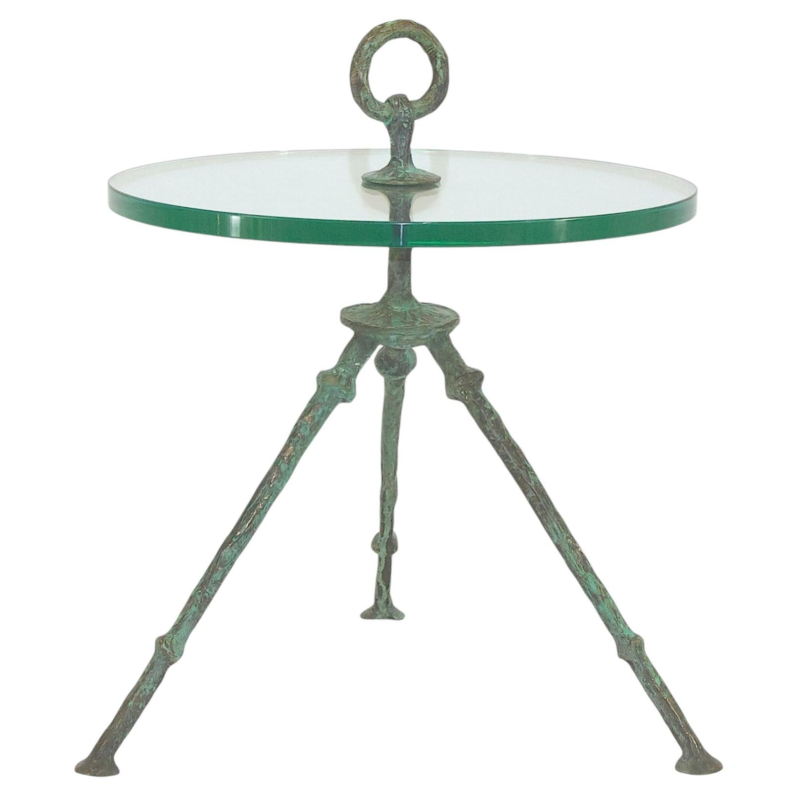Tavolo da cocktail a treppiede in bronzo patinato verde con piano in vetro, stile Giacometti