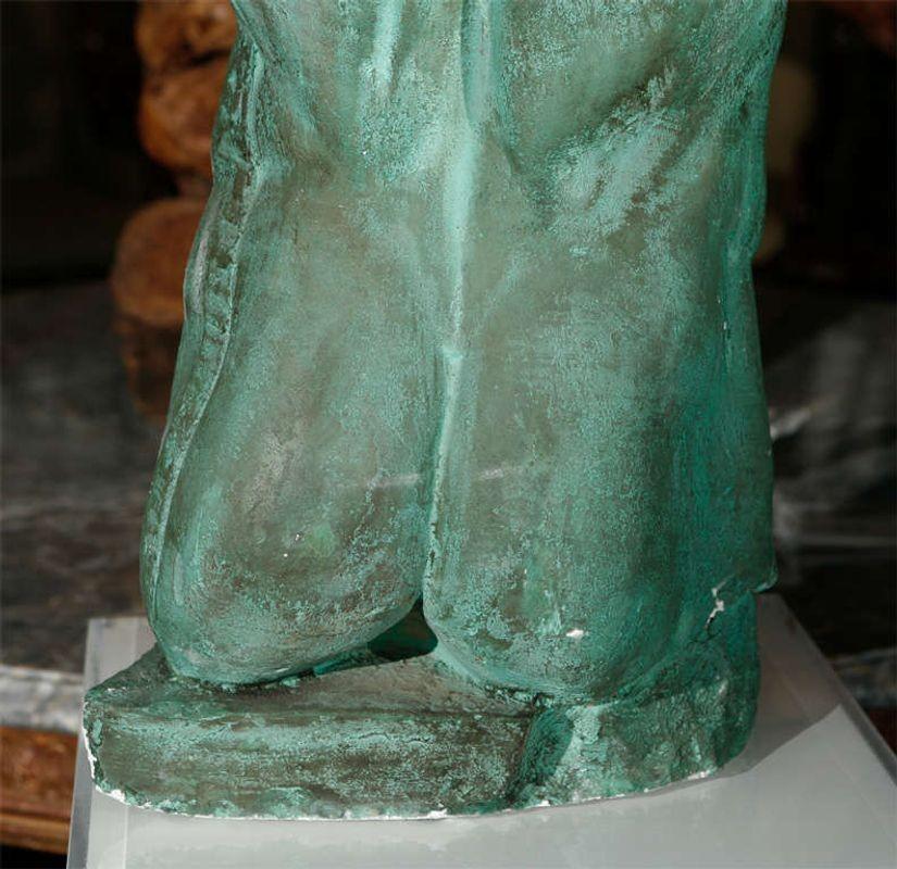 Desnudo masculino de escayola patinada verde en venta 2