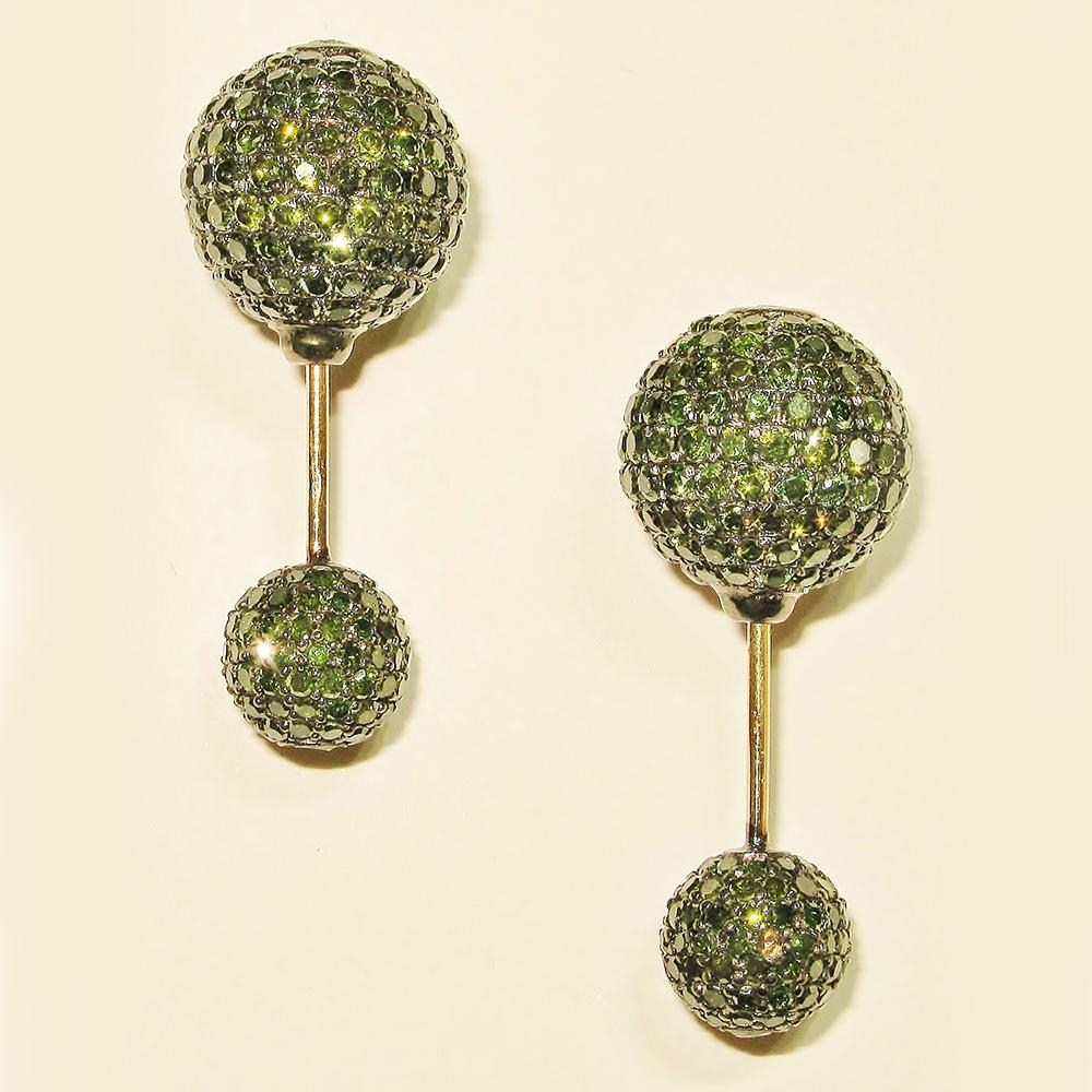 Green Pave Diamond Tunnel Earring Made in 14k Gold In New Condition For Sale In New York, NY