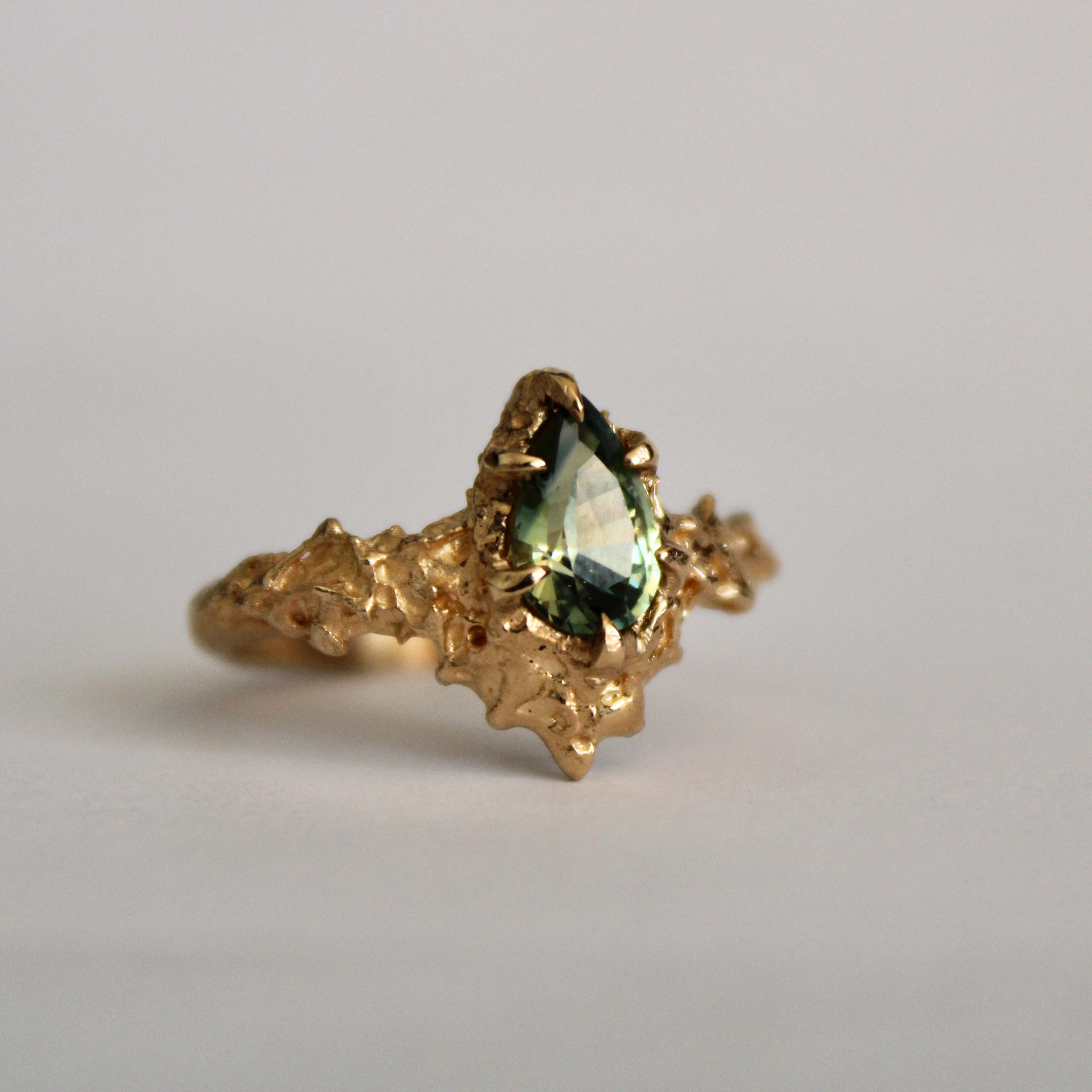 Green Pear Sapphire Set in 14K Yellow Gold In New Condition In Foxborough, MA