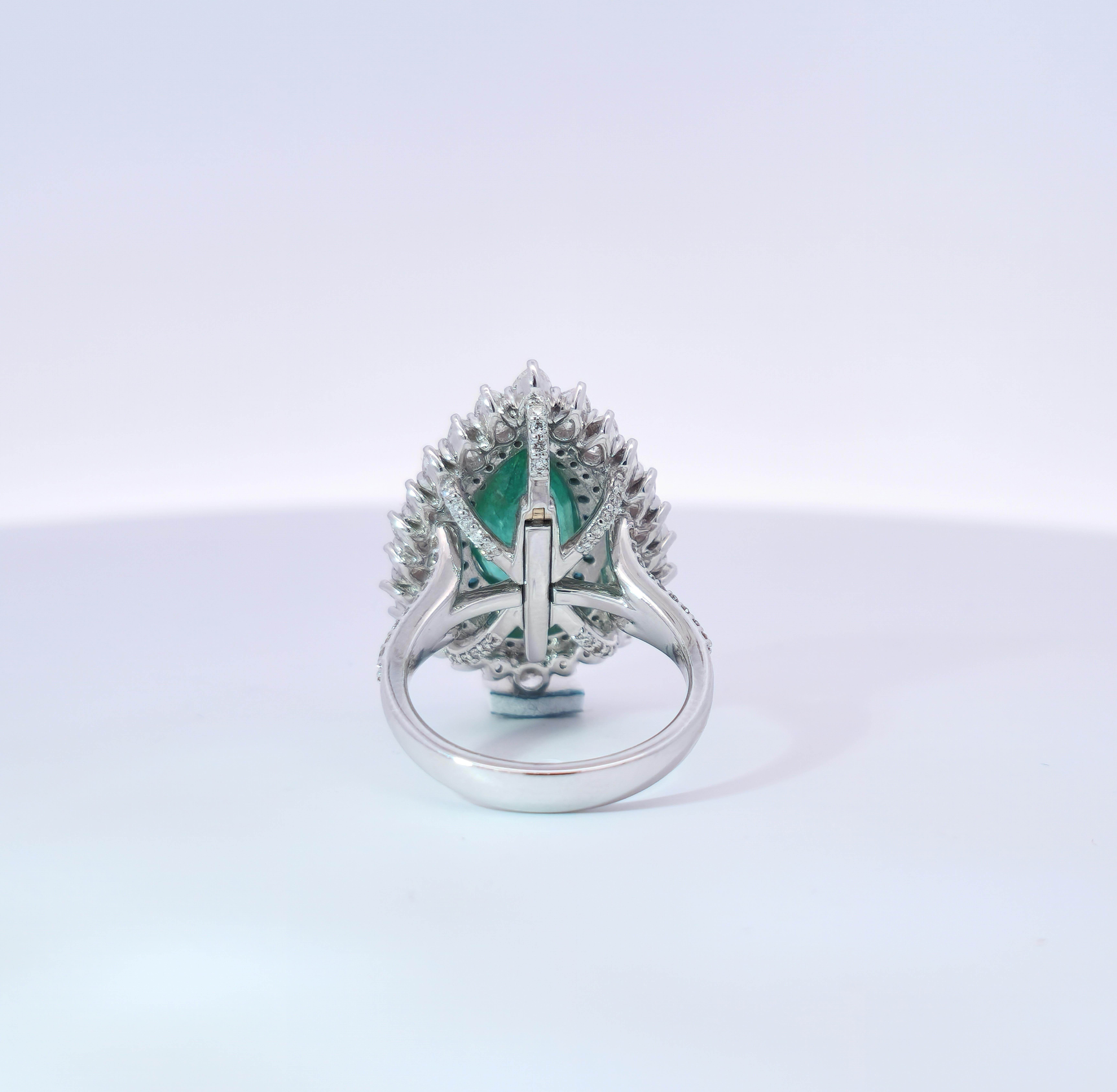 Moderne Pendentif bague émeraude verte en forme de poire en vente