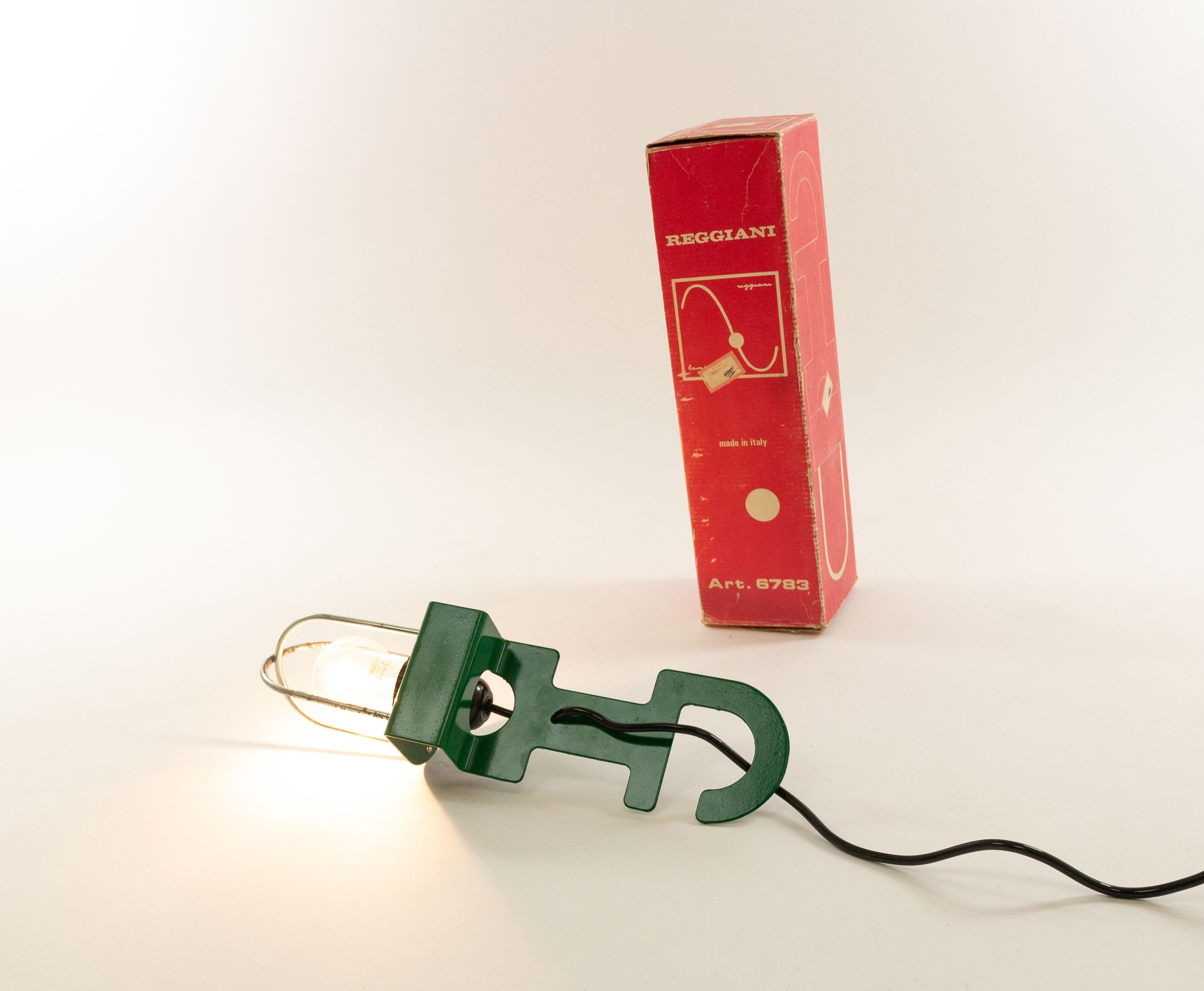 Extraordinaire lampe de Reggiani, conçue et produite dans les années 1970. La lampe peut être utilisée comme lampe de table, comme suspension (elle peut être accrochée à l'aide du fil électrique ou, naturellement, du crochet de la lampe) et ... tant