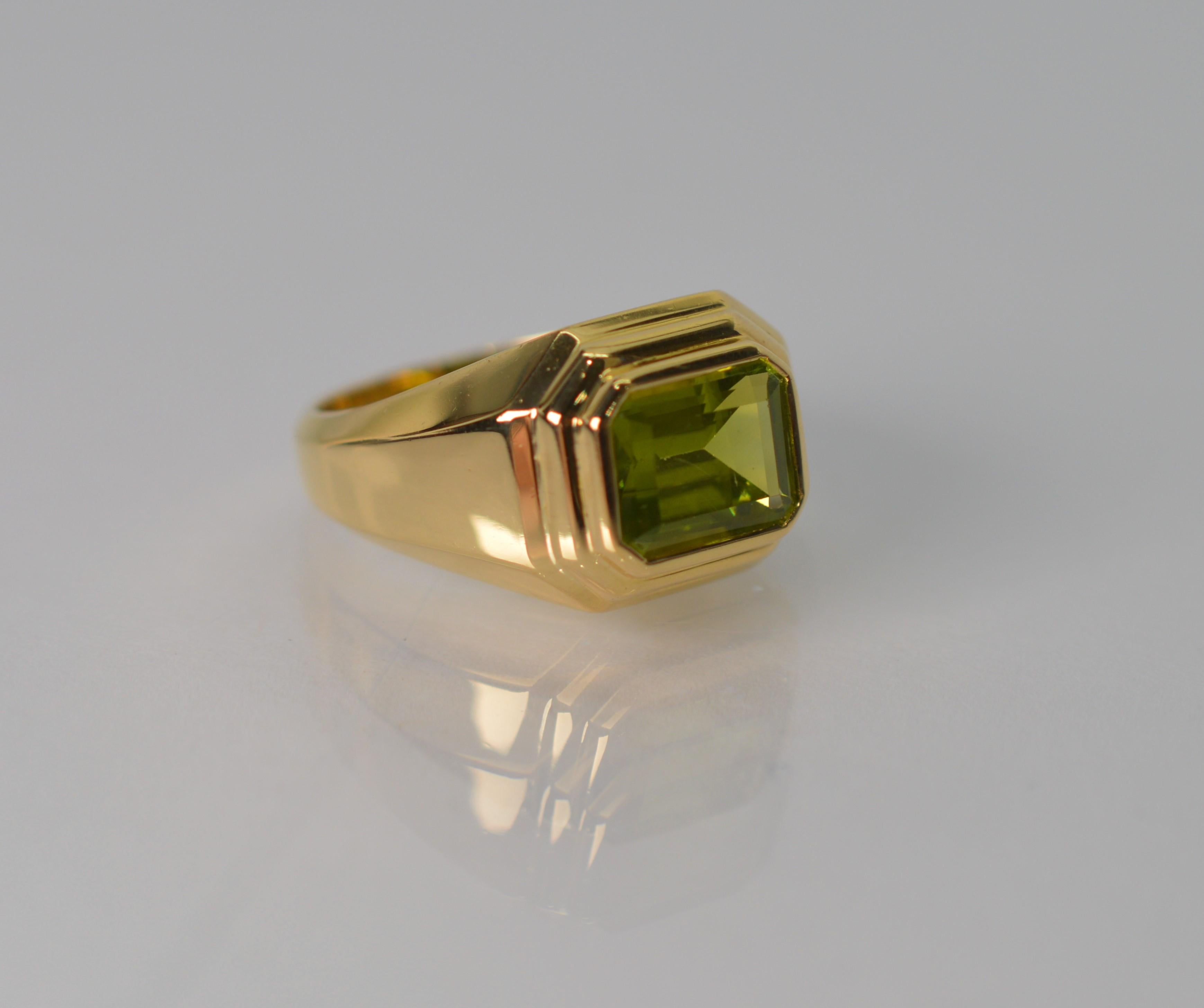 Grüner grüner Peridot 14 Karat Gelbgold Step-Ring (Smaragdschliff) im Angebot