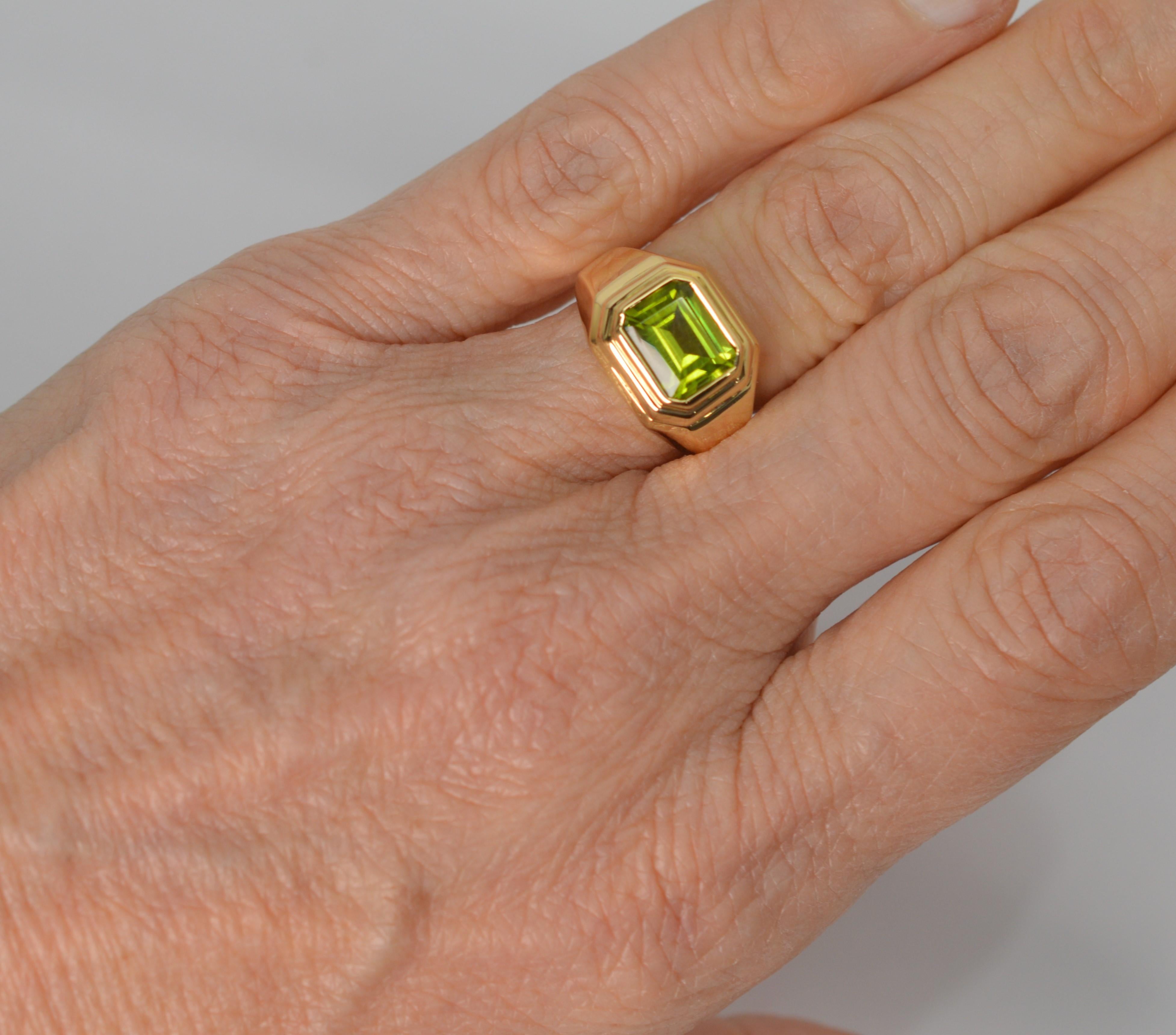 Grüner grüner Peridot 14 Karat Gelbgold Step-Ring im Zustand „Hervorragend“ im Angebot in Mount Kisco, NY