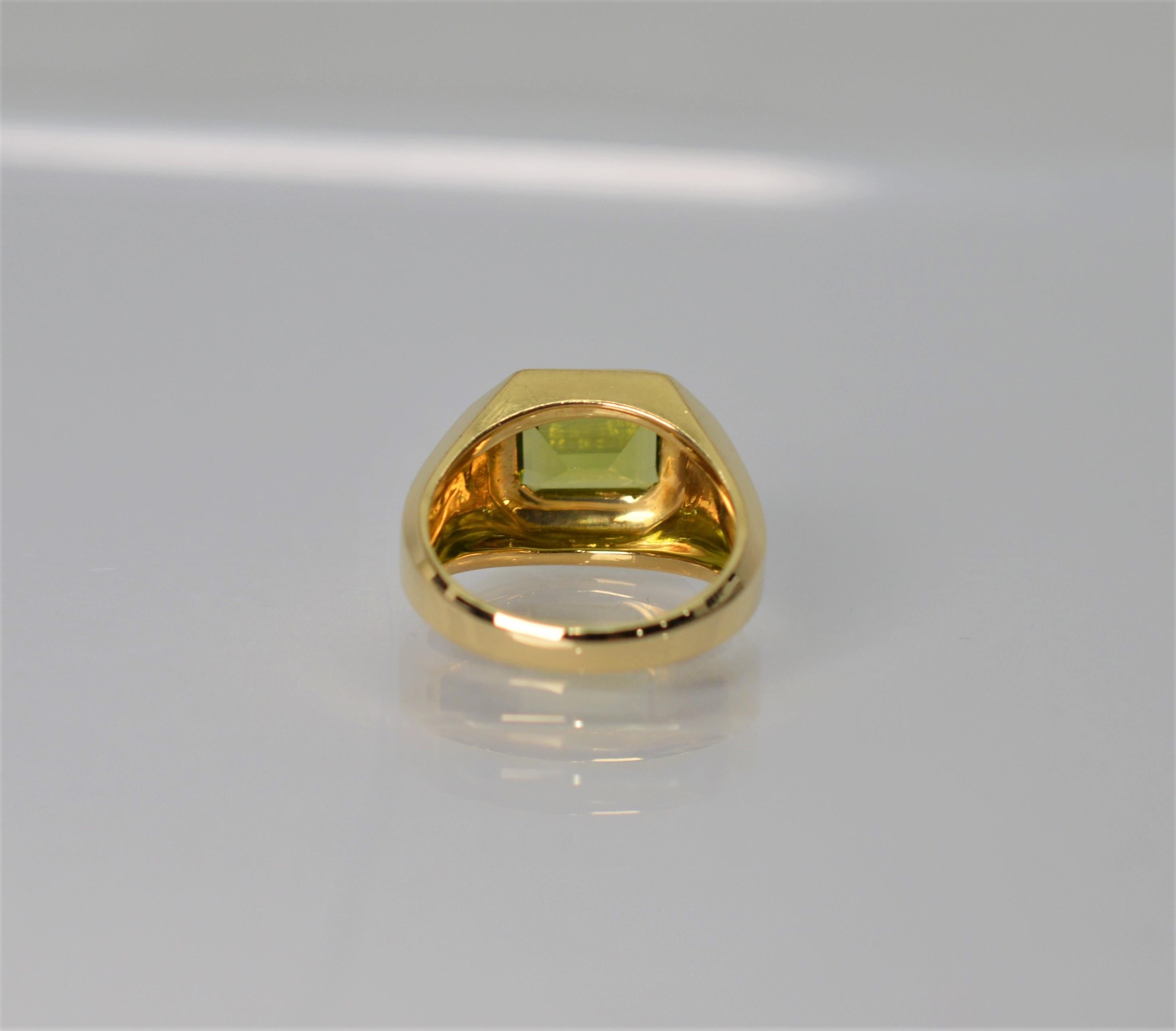 Femenino o masculino Anillo escalonado de oro amarillo de 18 quilates con peridoto verde en venta