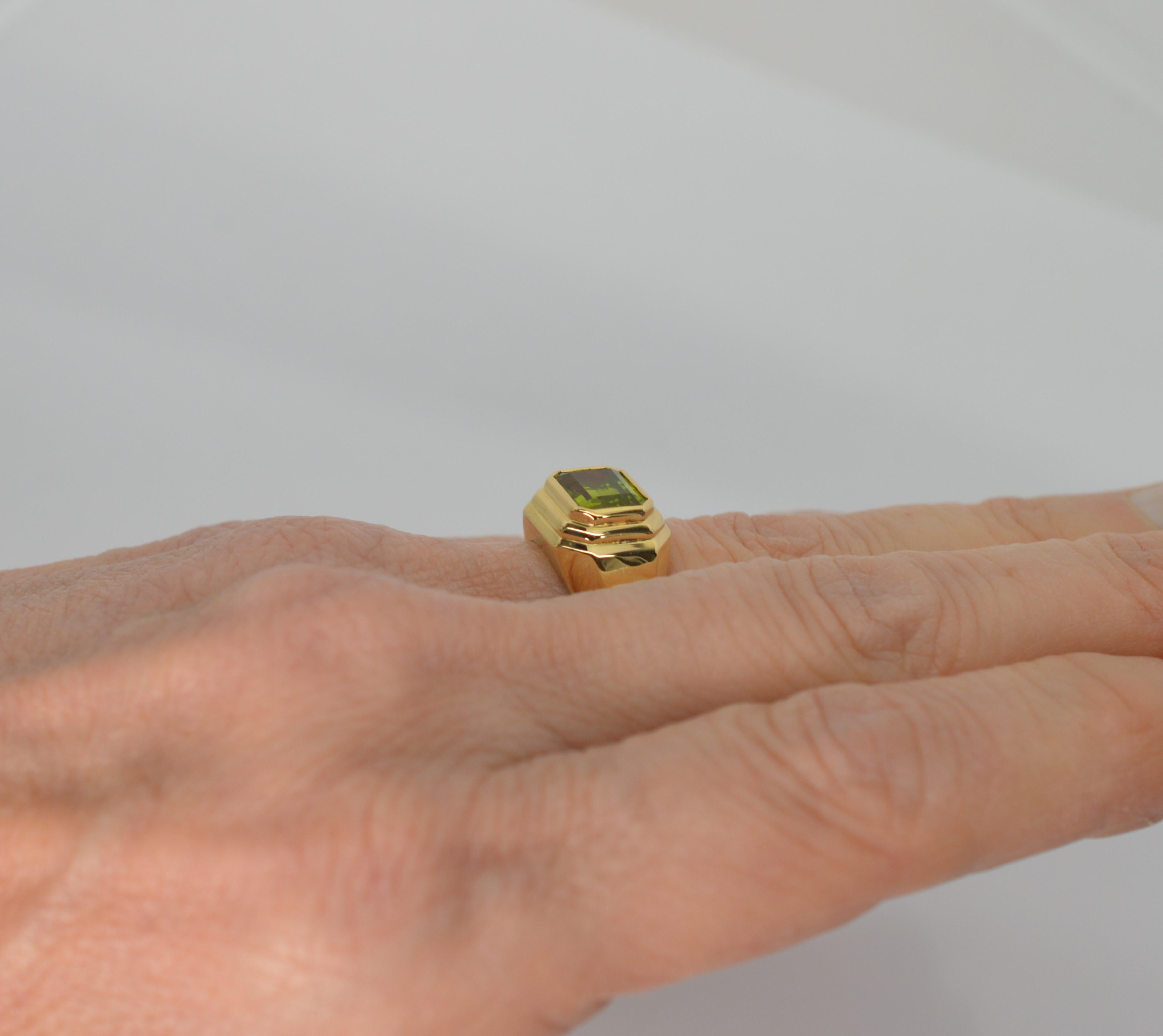 Anillo escalonado de oro amarillo de 18 quilates con peridoto verde en venta 2