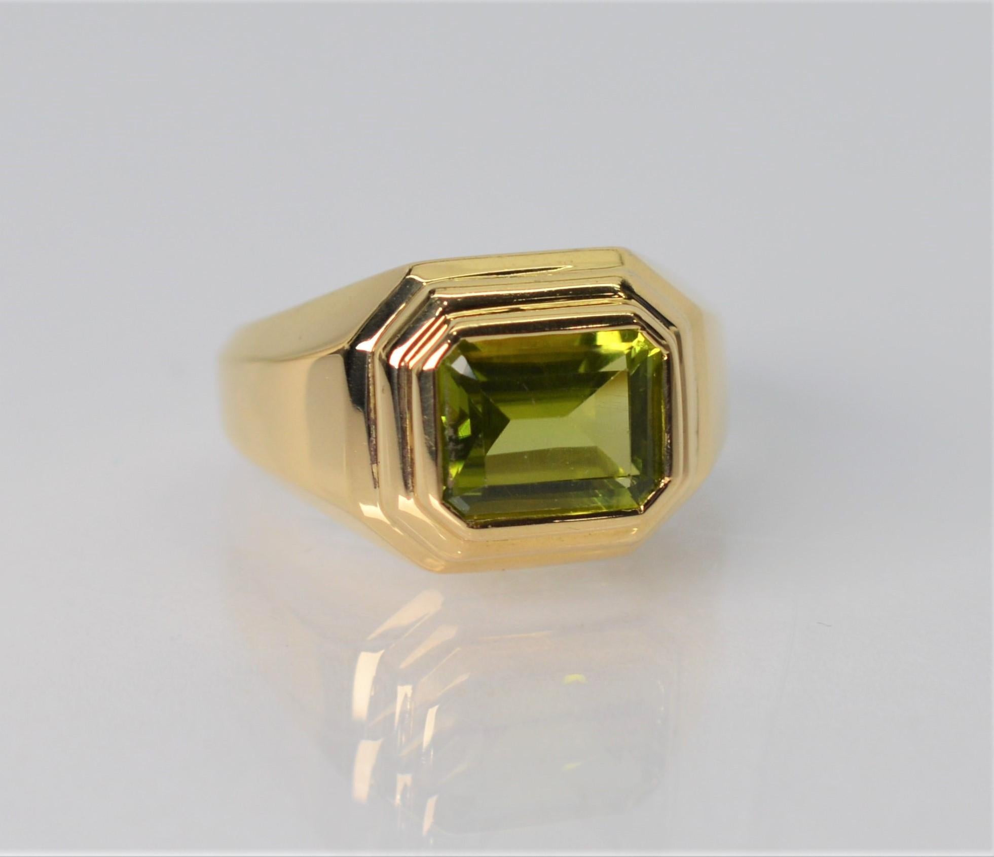 Anillo escalonado de oro amarillo de 18 quilates con peridoto verde en venta 3