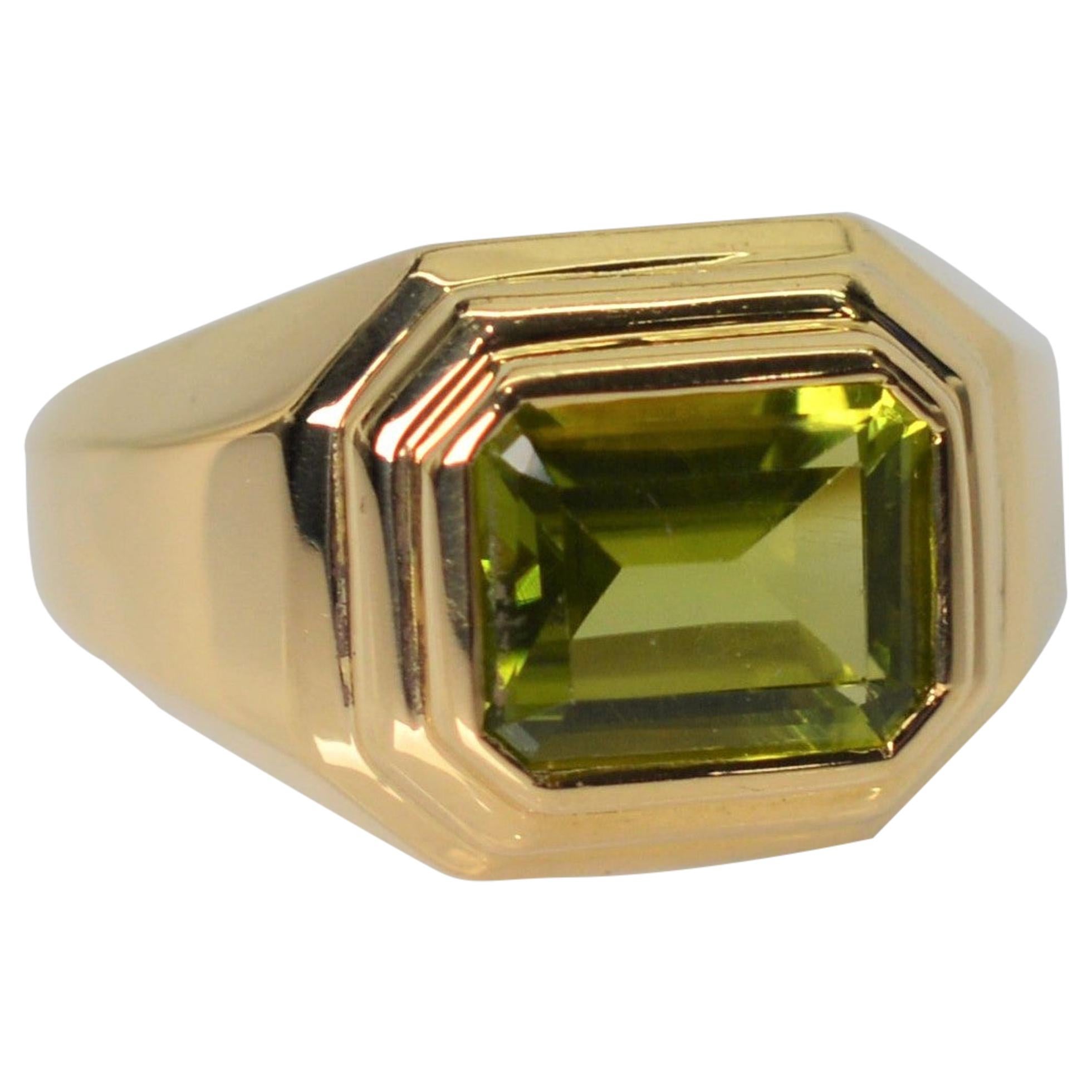 Grüner grüner Peridot 14 Karat Gelbgold Step-Ring im Angebot