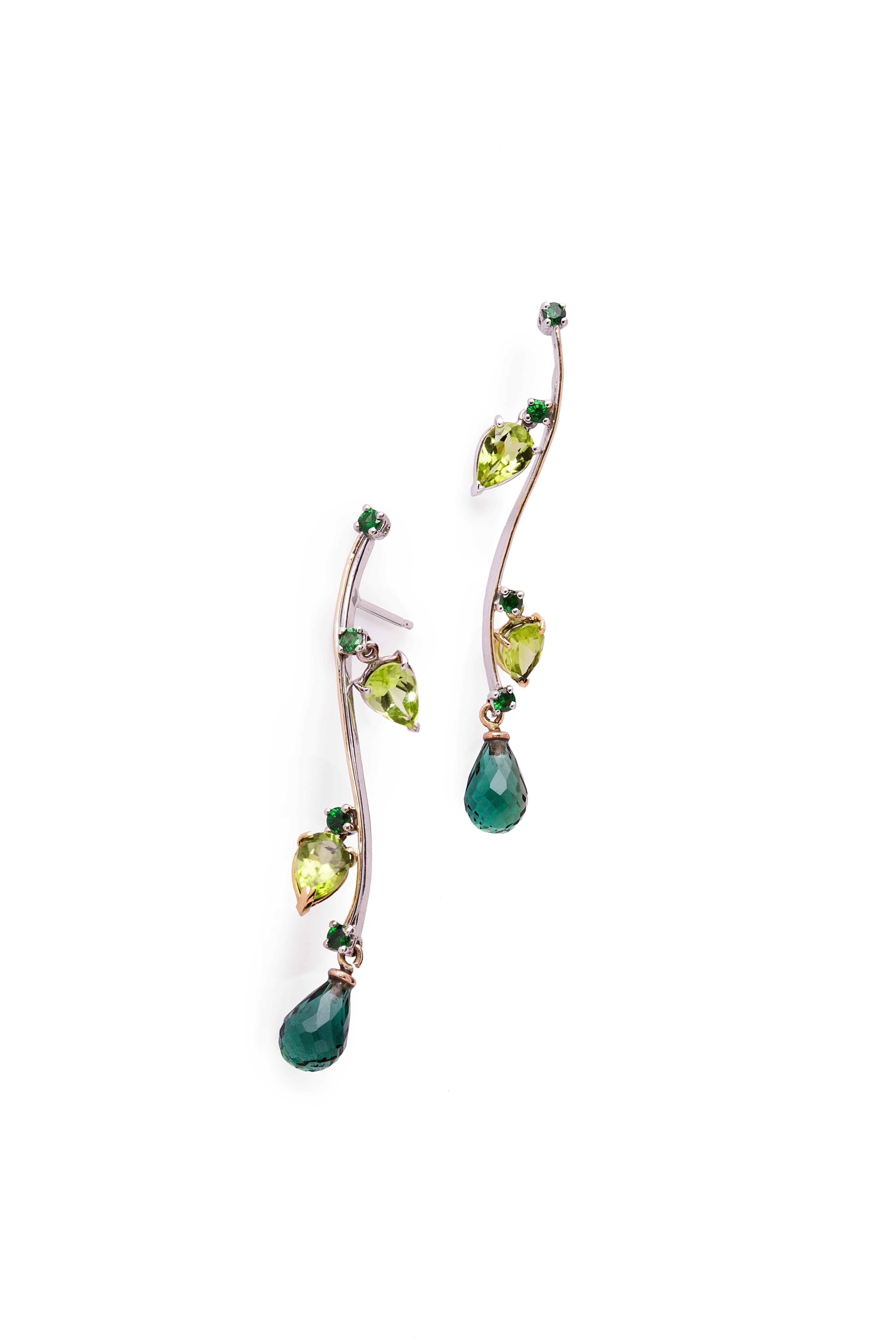 Orecchini con gocce di peridoto verde e tormalina in oro 18 carati, dal design moderno. in vendita 1