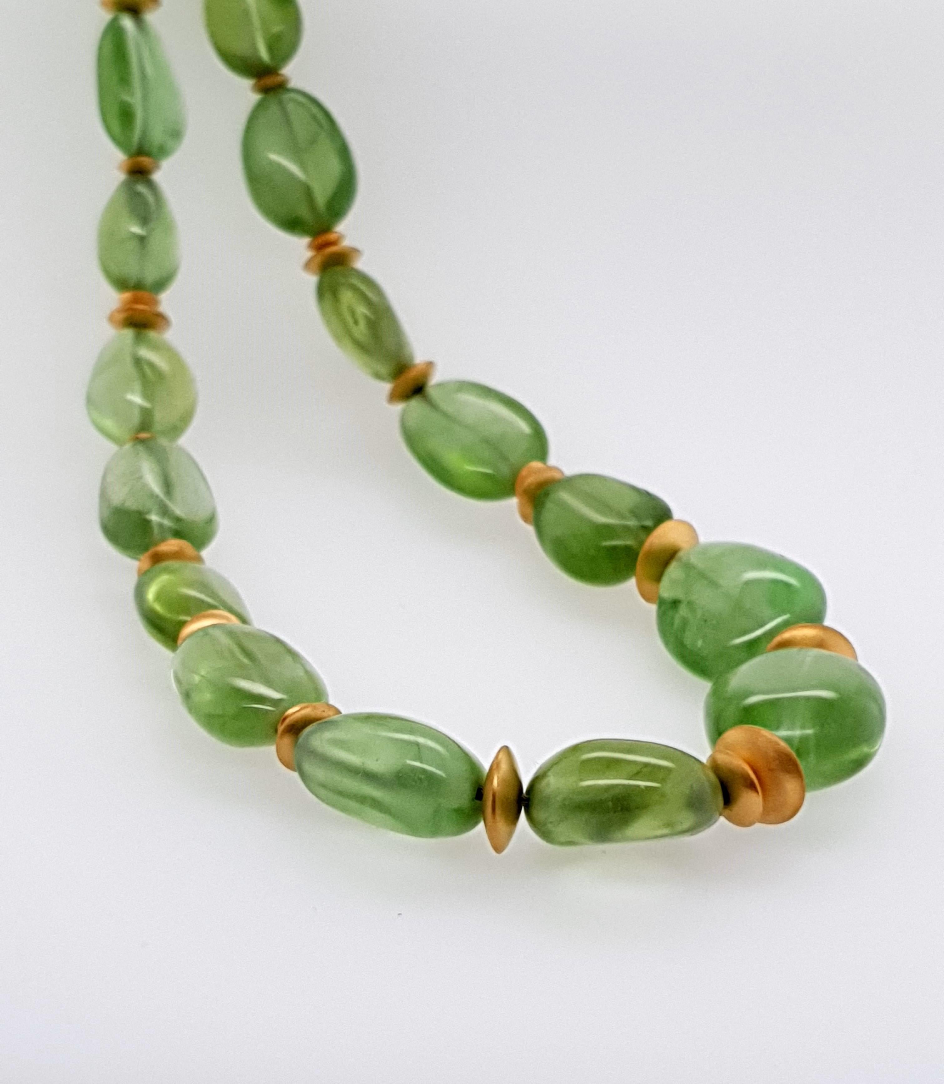This Green Peridot Baroque Beaded Necklace with 18 Carat mat yellow Gold is totally handmade. Cutting as well as goldwork are made in German quality. The screw clasp is easy to handle and very secure.
Timeless and classic design combined with nice