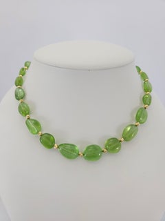 Collana barocca con perline di peridoto verde e oro giallo da 18 carati