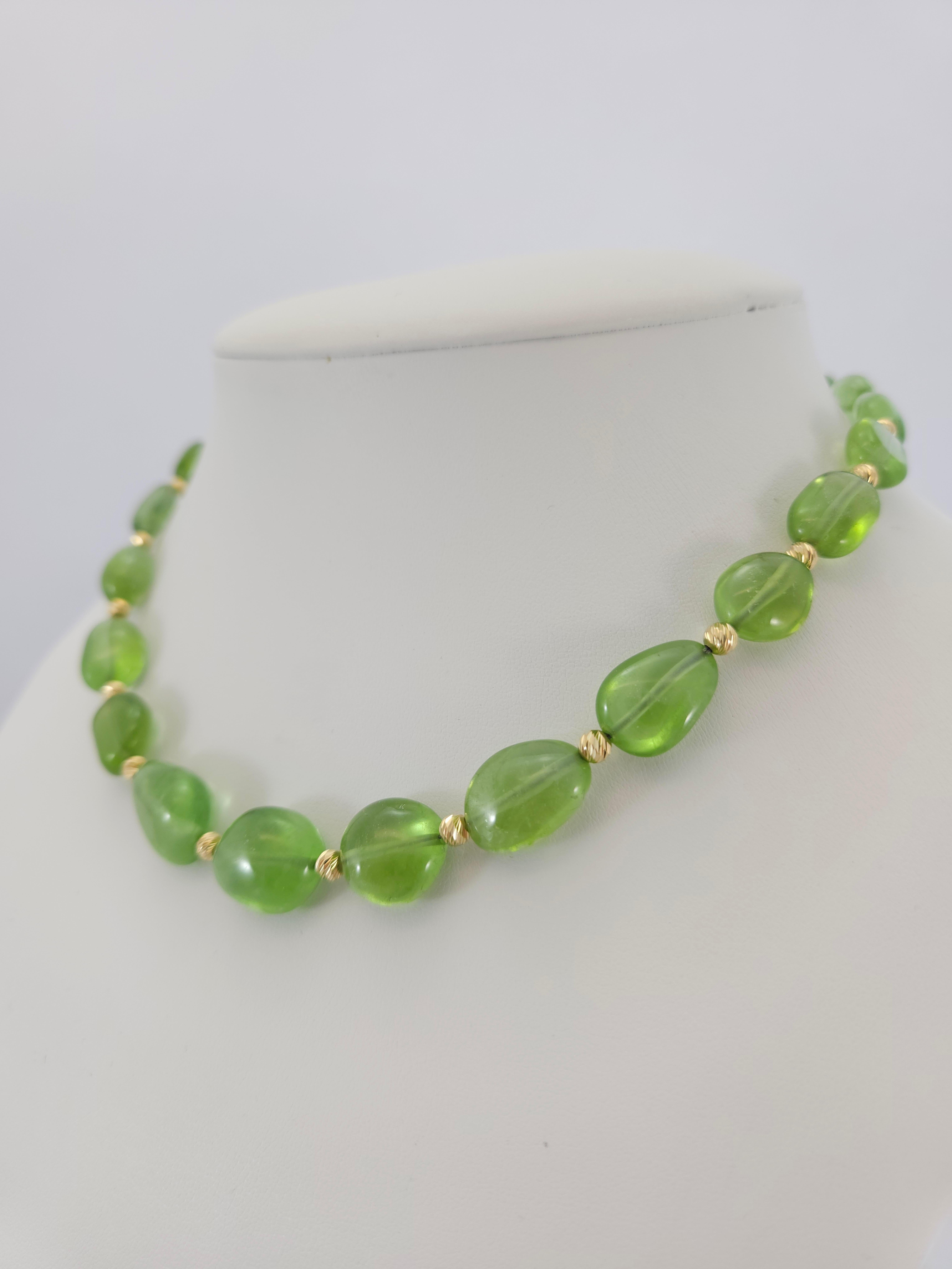Green Peridot Baroque Beaded Necklace with 18 Carat Yellow Gold In New Condition For Sale In Kirschweiler, DE