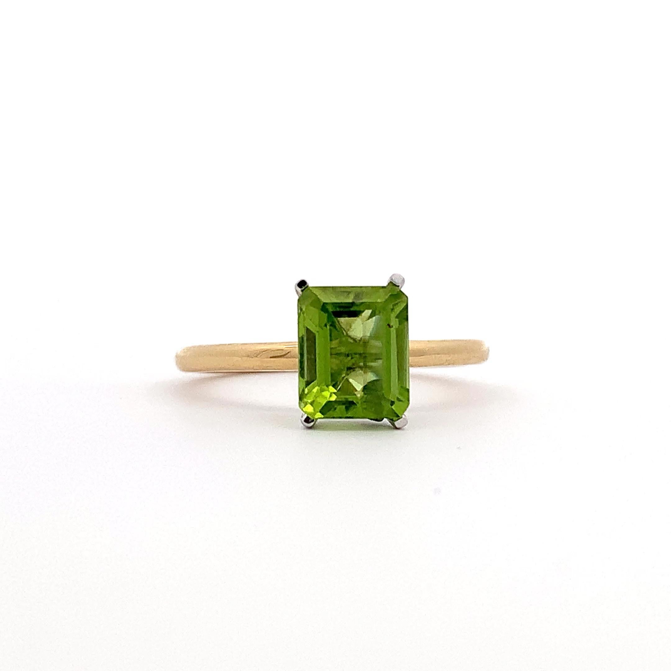Emerald Cut Green peridot cocktail ring 18k yellow gold For Sale