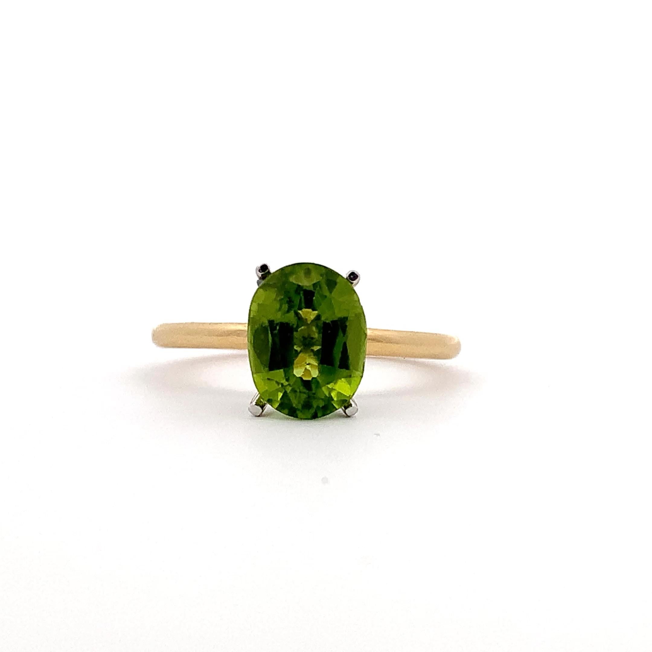 Oval Cut Green peridot cocktail ring 18k yellow gold For Sale