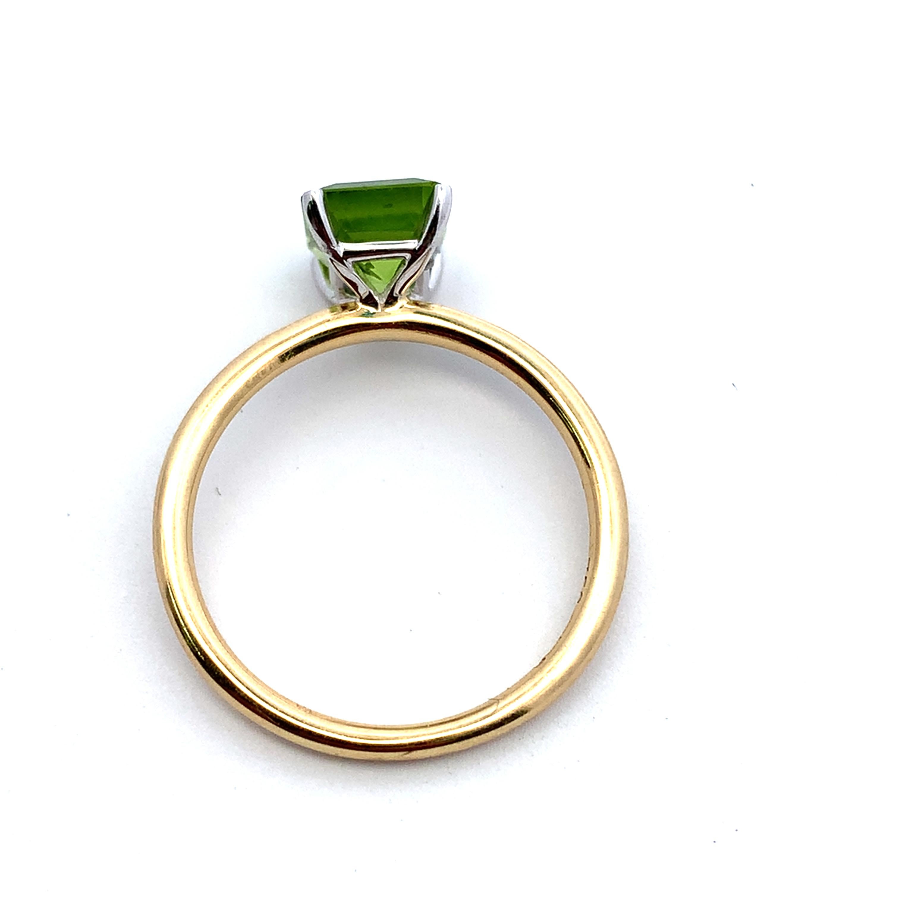 Green peridot cocktail ring 18k yellow gold In New Condition For Sale In London, GB