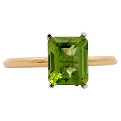 Anillo de cóctel de oro amarillo de 18 quilates con peridoto verde