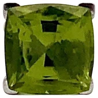 Discover the beauty of this elegant green peridot 0.68ct gemstone ring, featuring a stunning square-cut peridot stone that captures the light beautifully. The sleek band is 18k white gold complements the vibrant hue, making it a perfect accessory