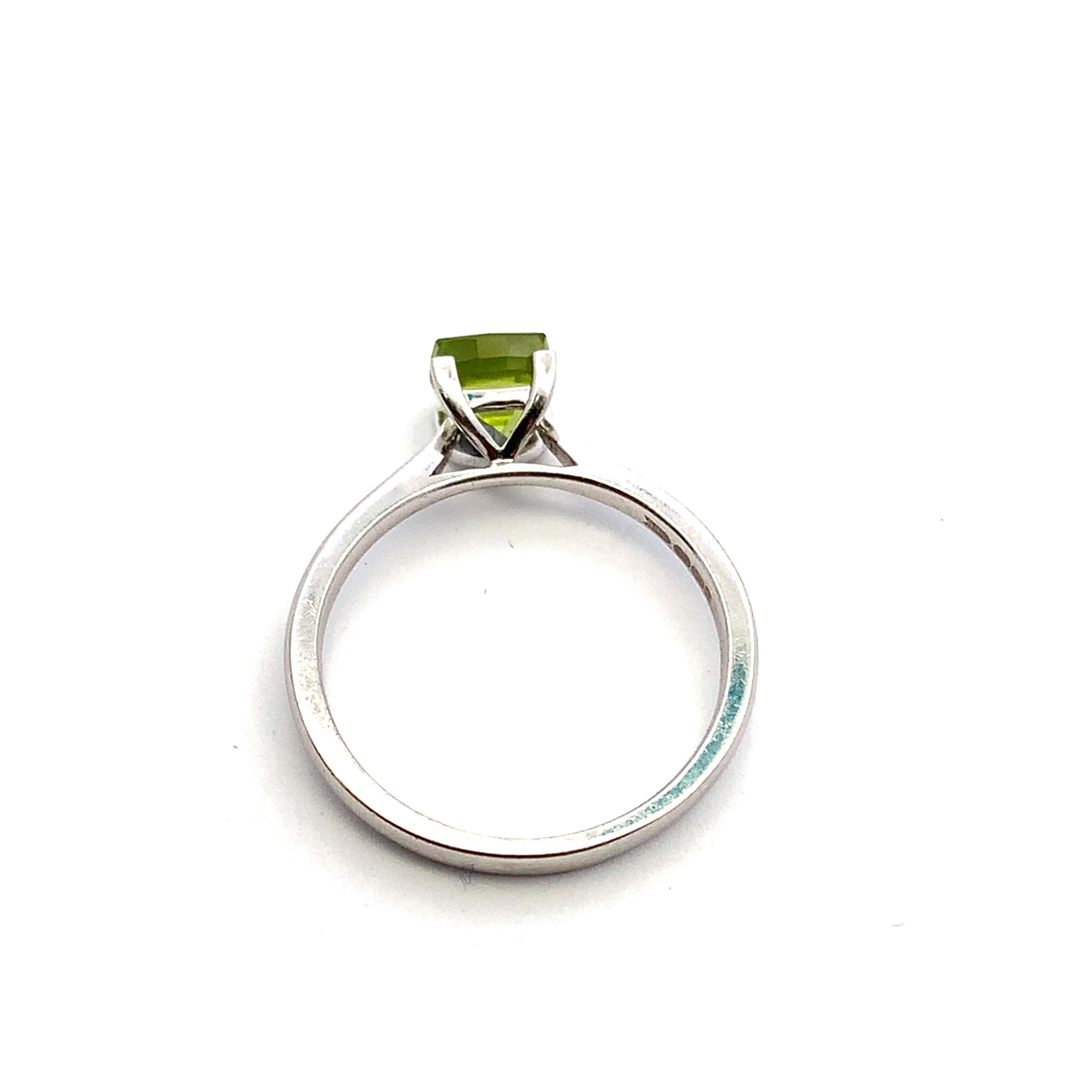 Green peridot cushion cut engagement ring 18k white gold In New Condition For Sale In London, GB