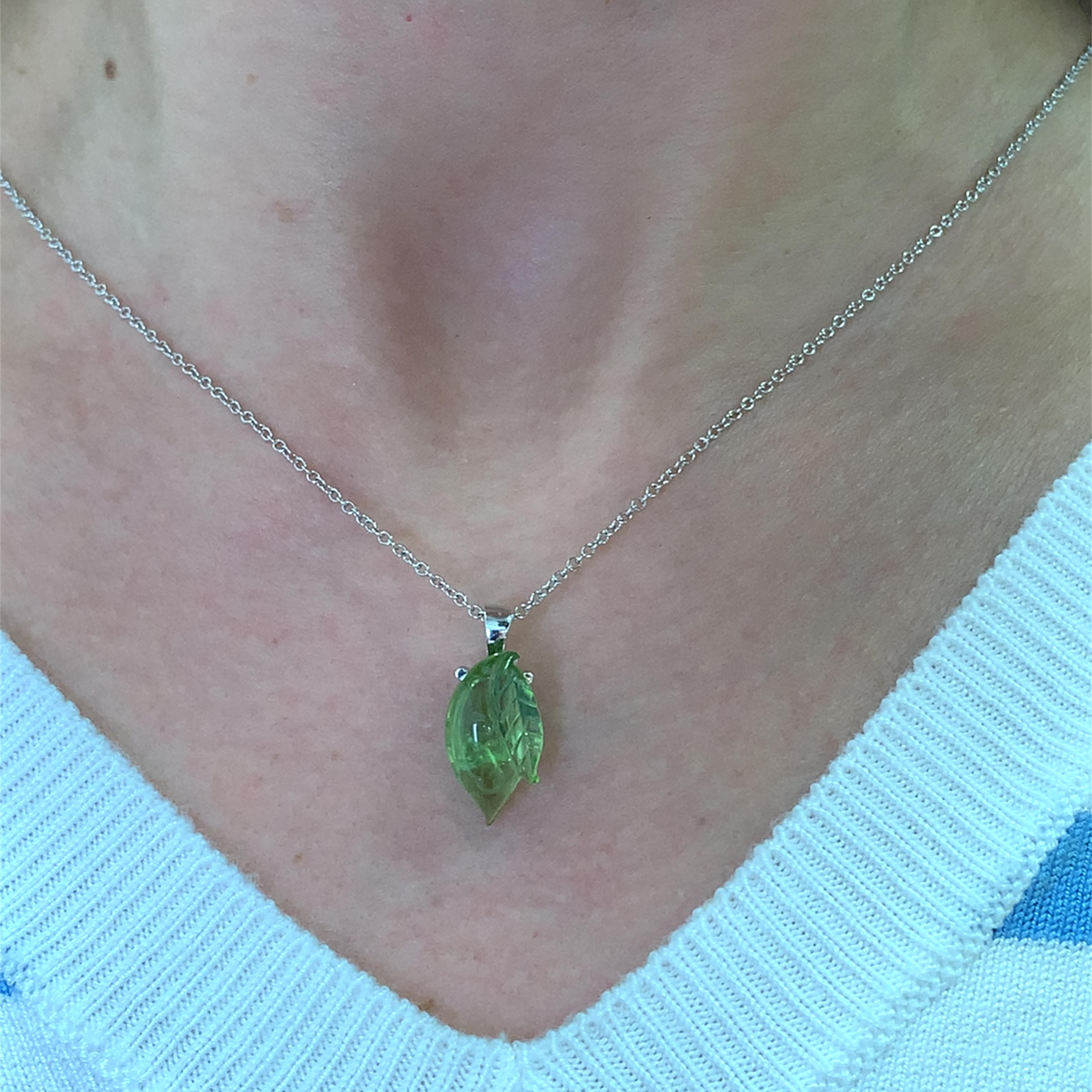 Ce superbe pendentif en forme de citron d'Amalfi, composé de péridot vert et de 5,60 ct de pierres précieuses, est une véritable pièce d'apparat. Fabriquée avec précision, elle est ornée d'une pierre précieuse de taille ovale.  mesurant environ