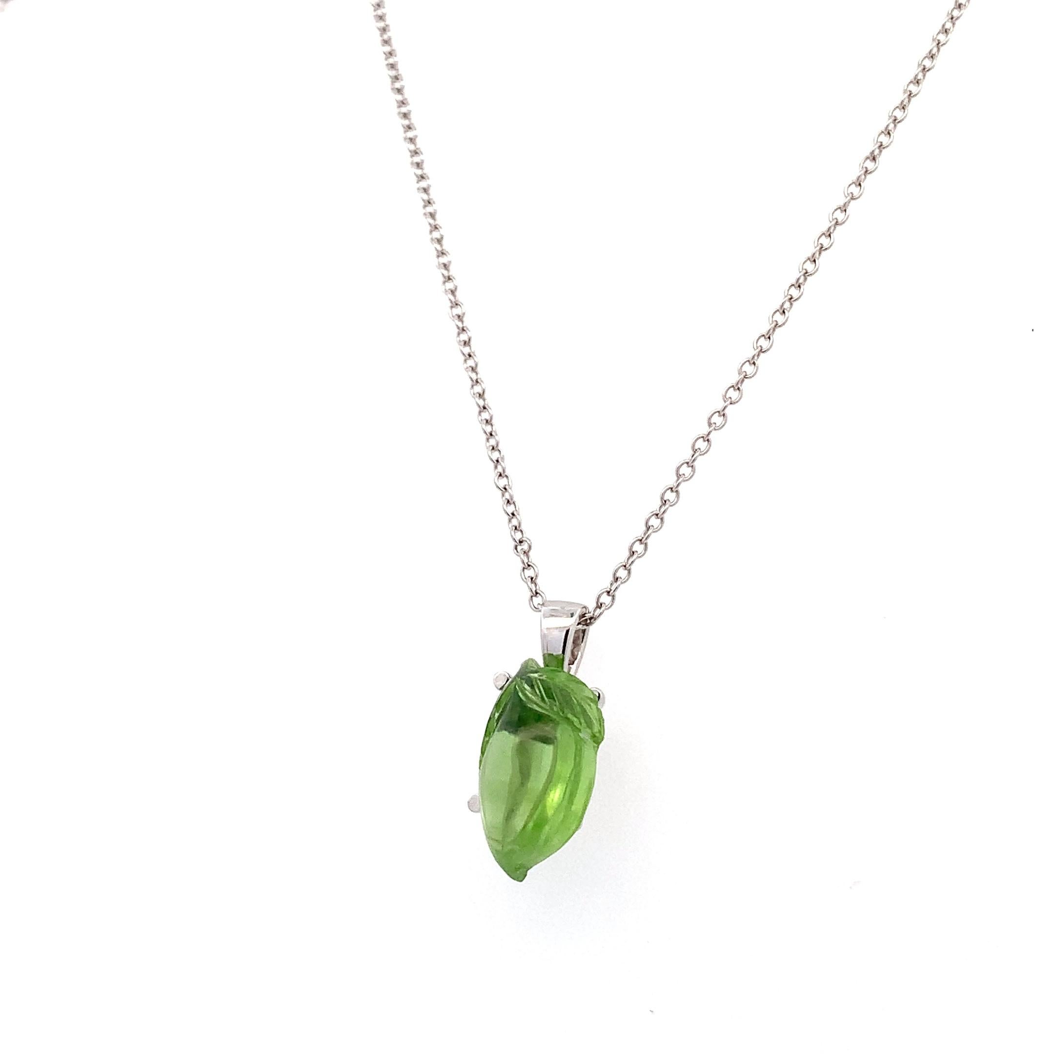 Green peridot lemon shaped pendant necklace 18k white gold In New Condition For Sale In London, GB