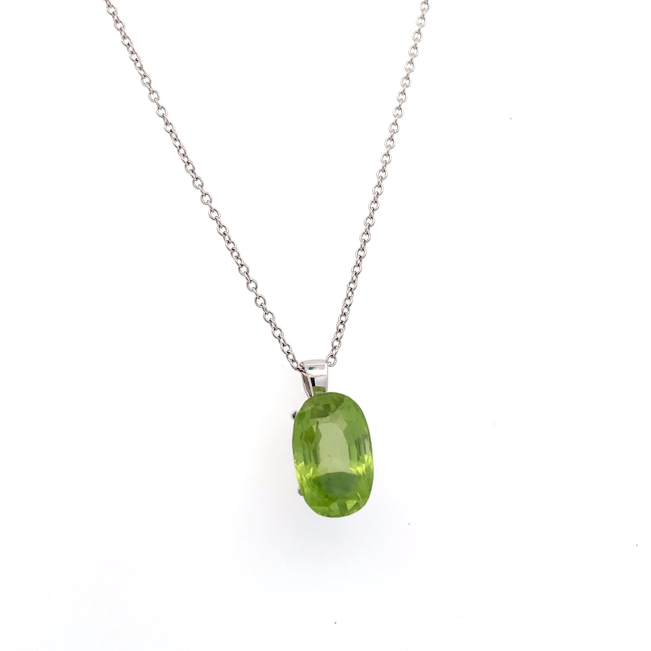 Green peridot oval cut fashion pendant necklace 18k white gold In New Condition For Sale In London, GB