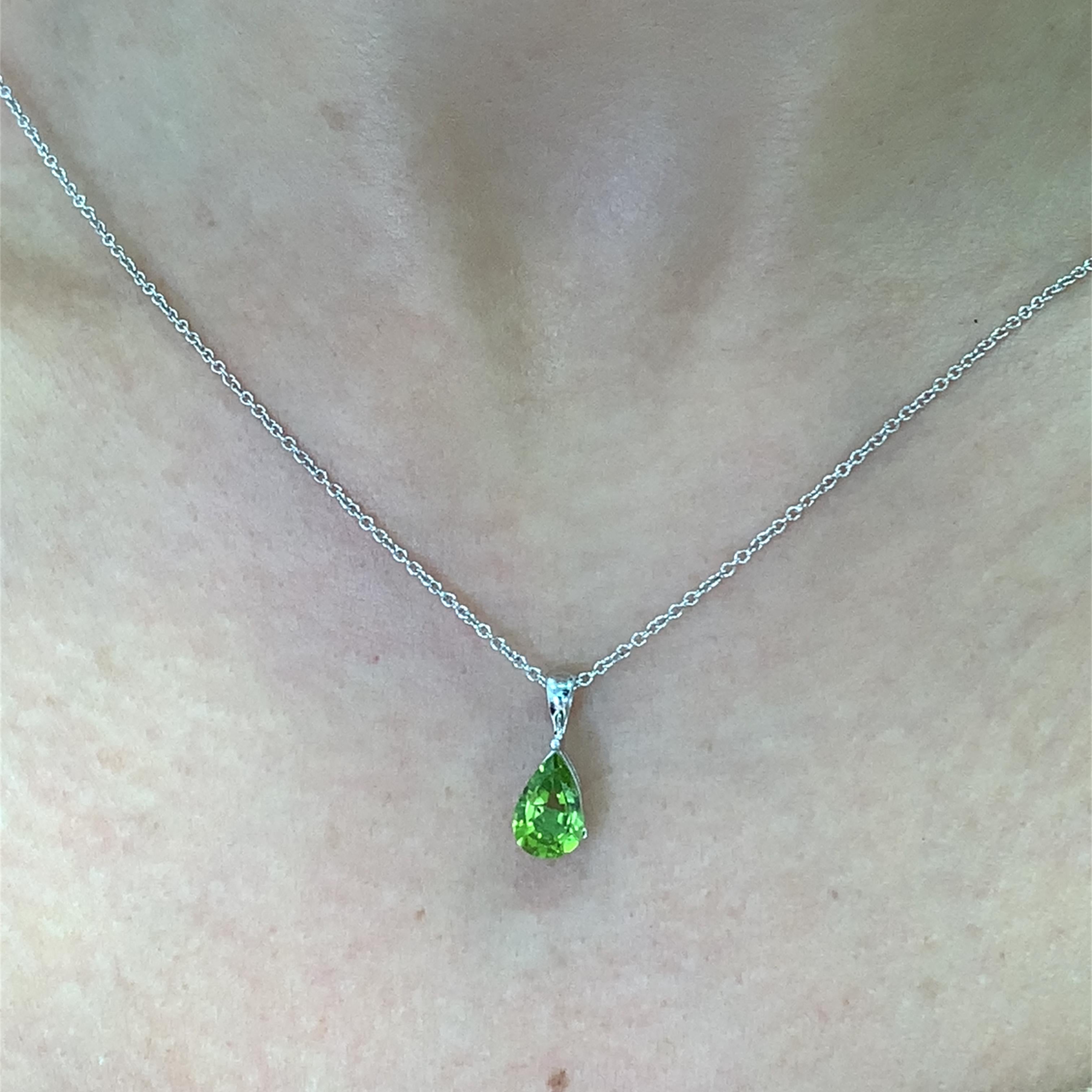 Questo splendido ciondolo solitario presenta una vibrante gemma di peridoto verde, sospesa con eleganza da una delicata catena in oro bianco 18k. Perfetto per aggiungere un tocco di colore a qualsiasi outfit, cattura la luce in modo splendido,
