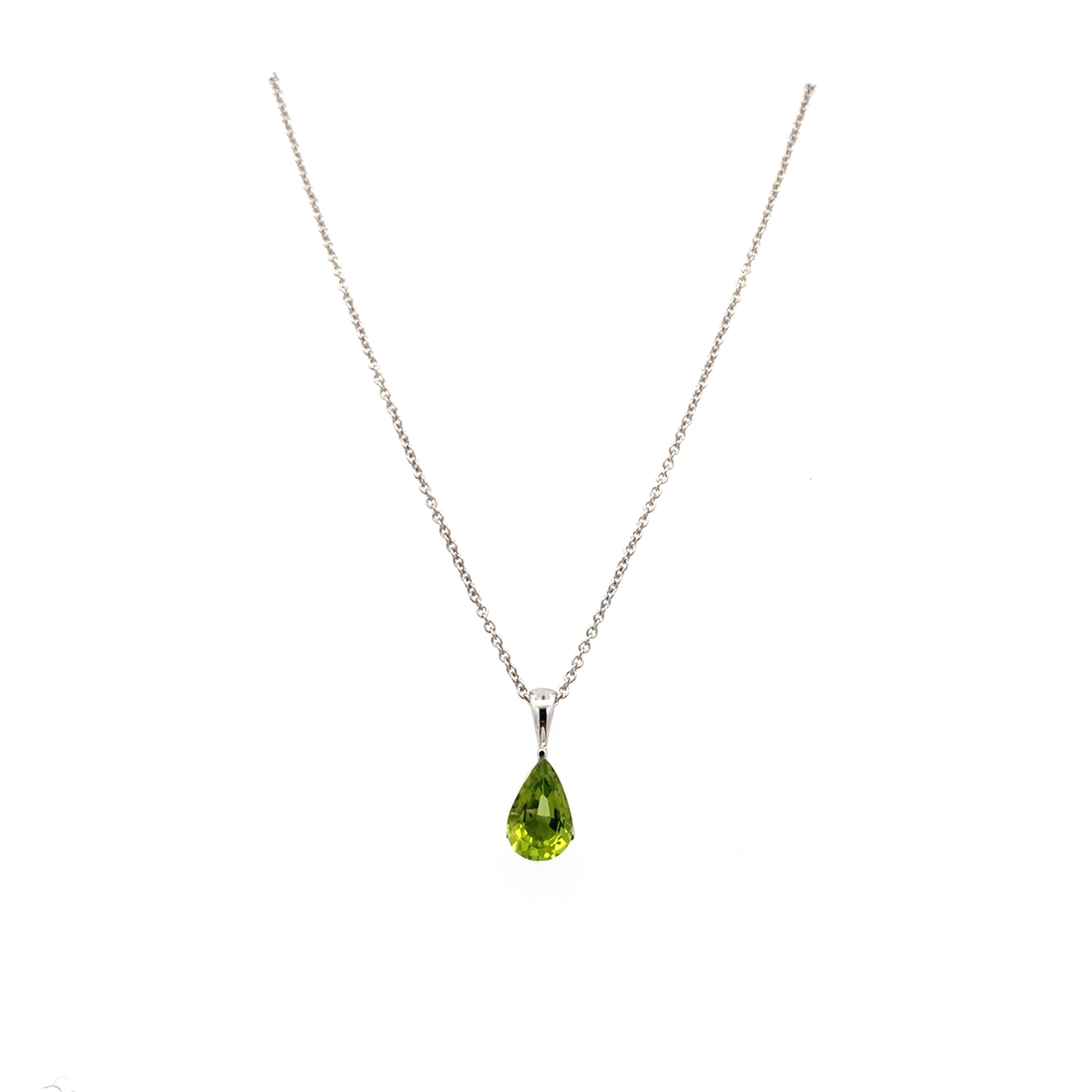 Taglio a goccia Collana con ciondolo a forma di pera di peridoto verde in oro bianco 18 carati in vendita
