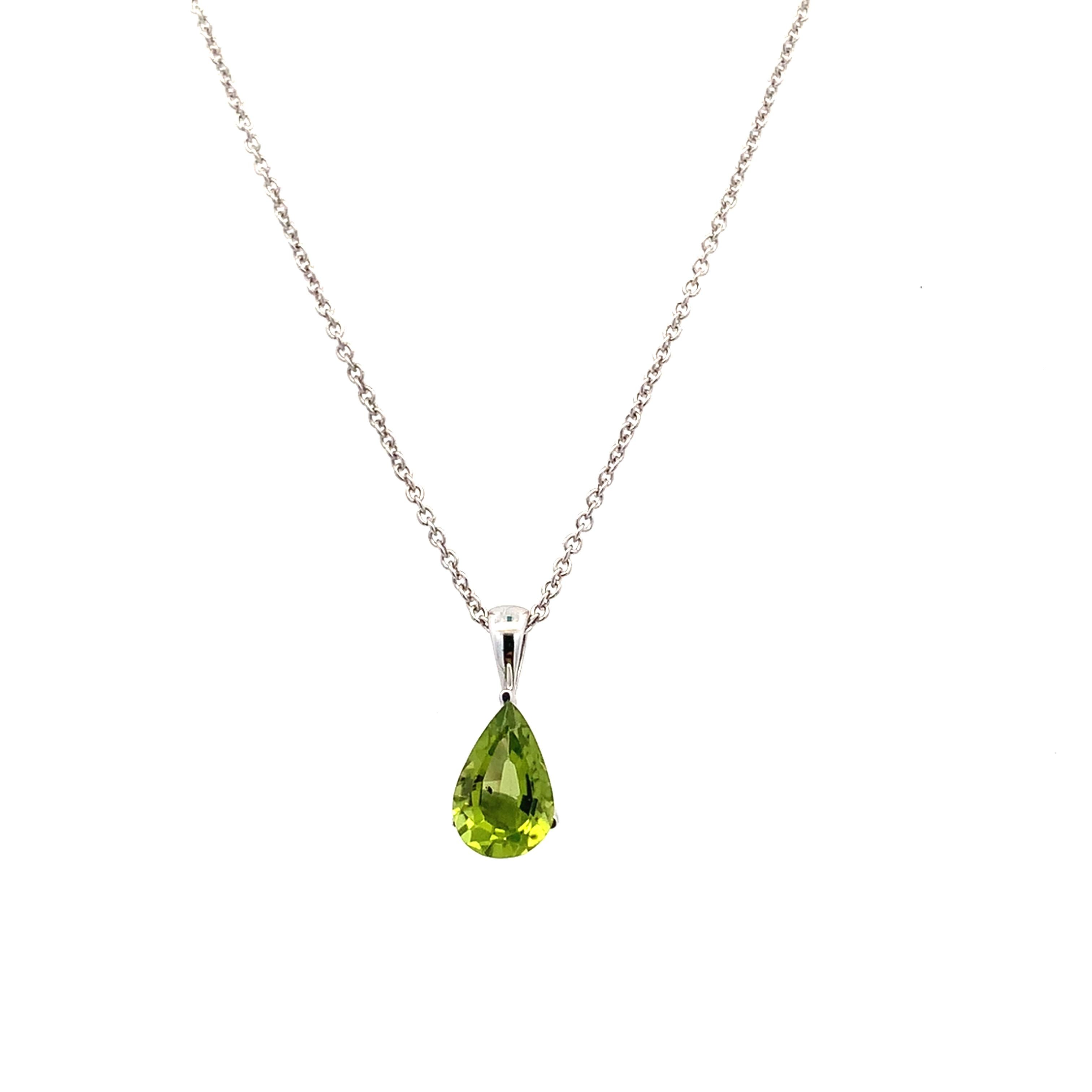 Collana con ciondolo a forma di pera di peridoto verde in oro bianco 18 carati In condizioni Nuovo in vendita a London, GB