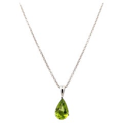Collar con colgante de peridoto verde en forma de pera de oro blanco de 18 quilates