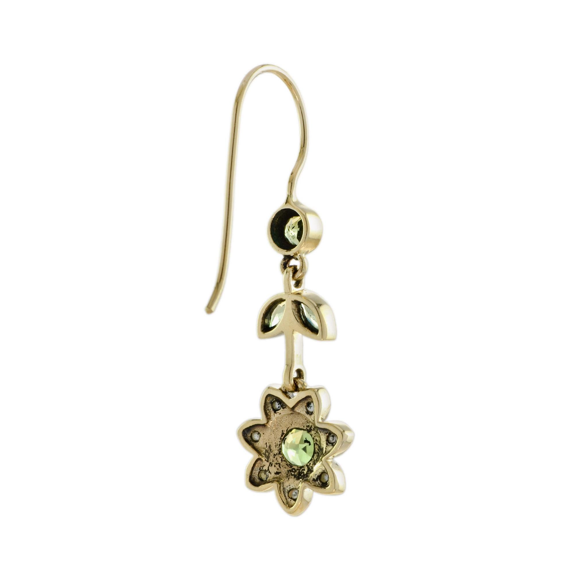 Grüne Peridot & Perle Vintage Style Floral Drop 9K Gelbgold Ohrringe (Rundschliff) im Angebot