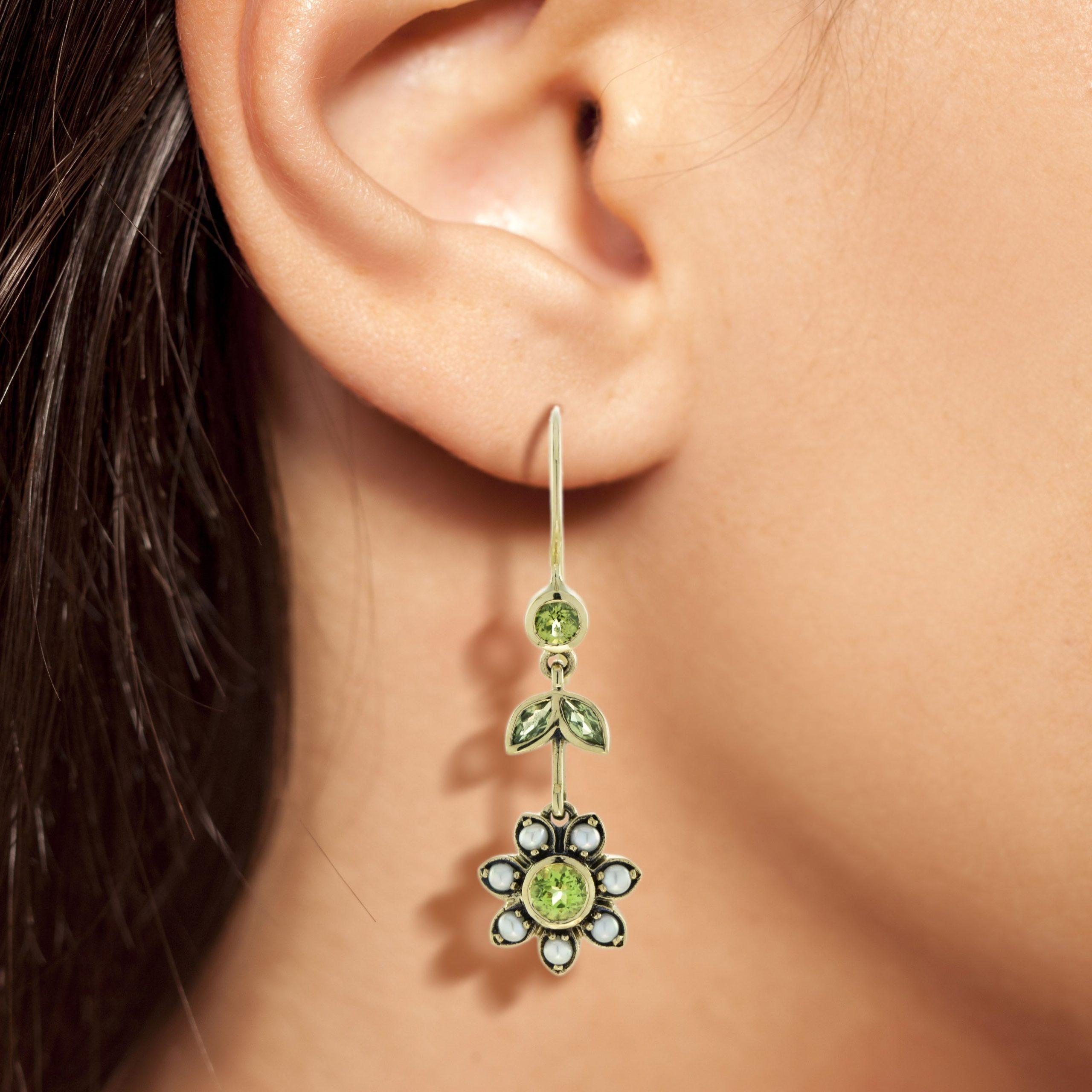 Grüne Peridot & Perle Vintage Style Floral Drop 9K Gelbgold Ohrringe Damen im Angebot